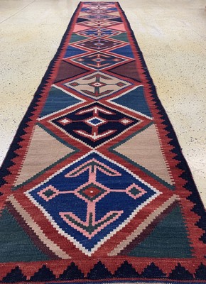 26727189e - Gabbeh Kilim#"Gallery#", Persia, approx. 50 years, wool on wool, approx. 520 x 82 cm, condition: 1-2. Rugs, Carpets & Flatweaves