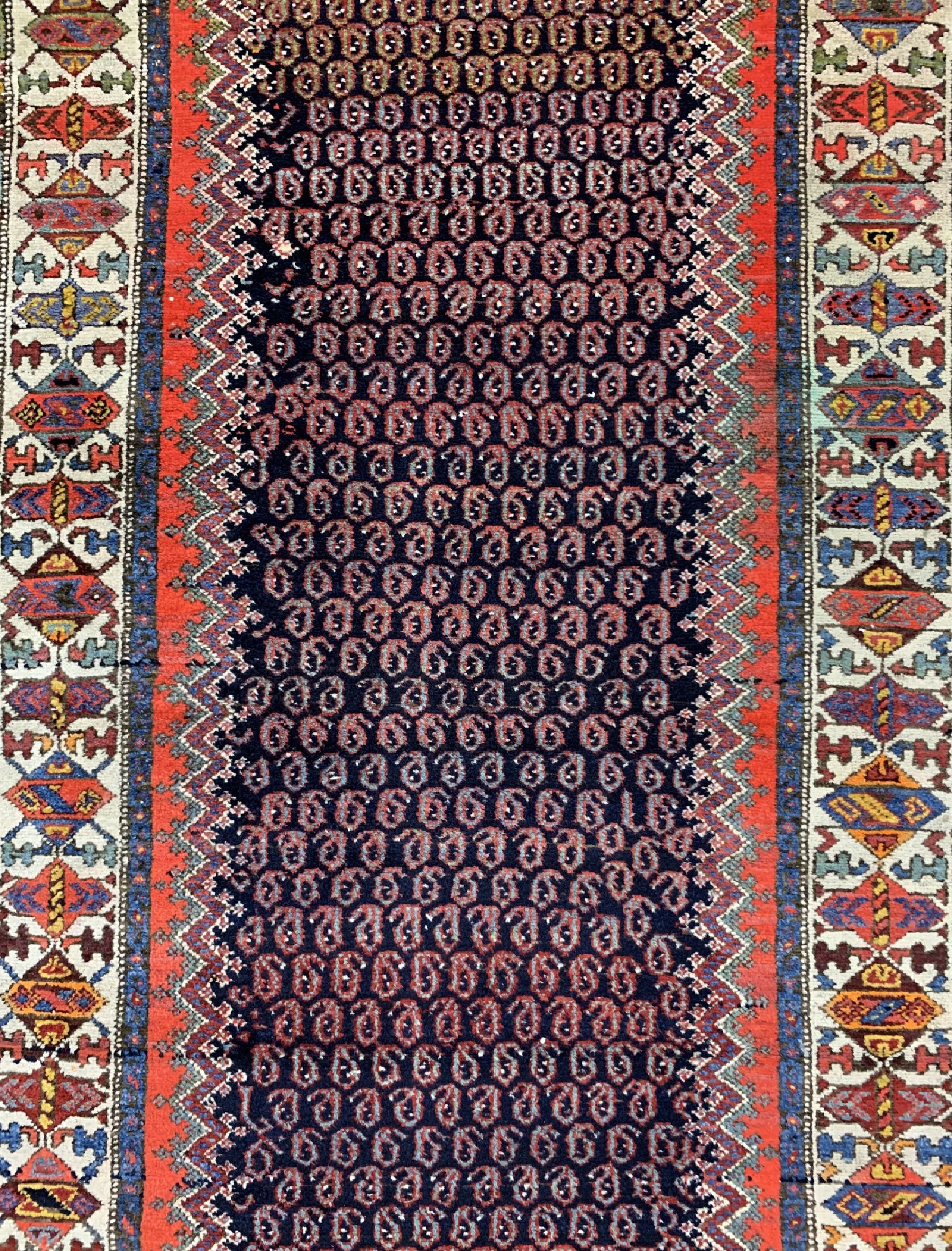 Detail b: Antiker Hamadan, Persien, datiert 1334(1911), Wolle auf Baumwolle, ca. 388 x 102cm, EHZ: 2