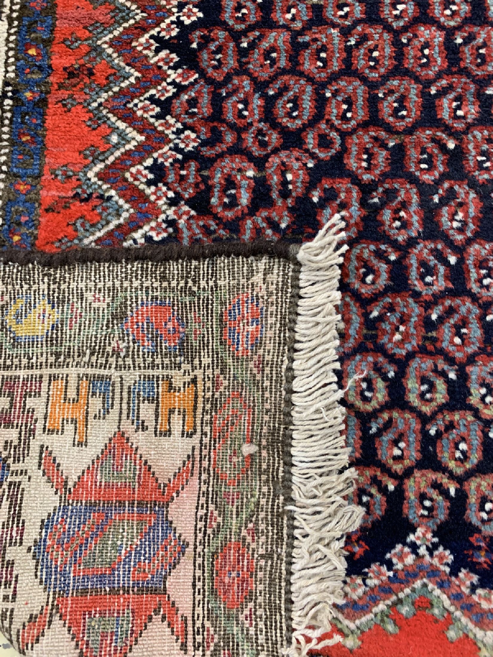 Detail e: Antiker Hamadan, Persien, datiert 1334(1911), Wolle auf Baumwolle, ca. 388 x 102cm, EHZ: 2