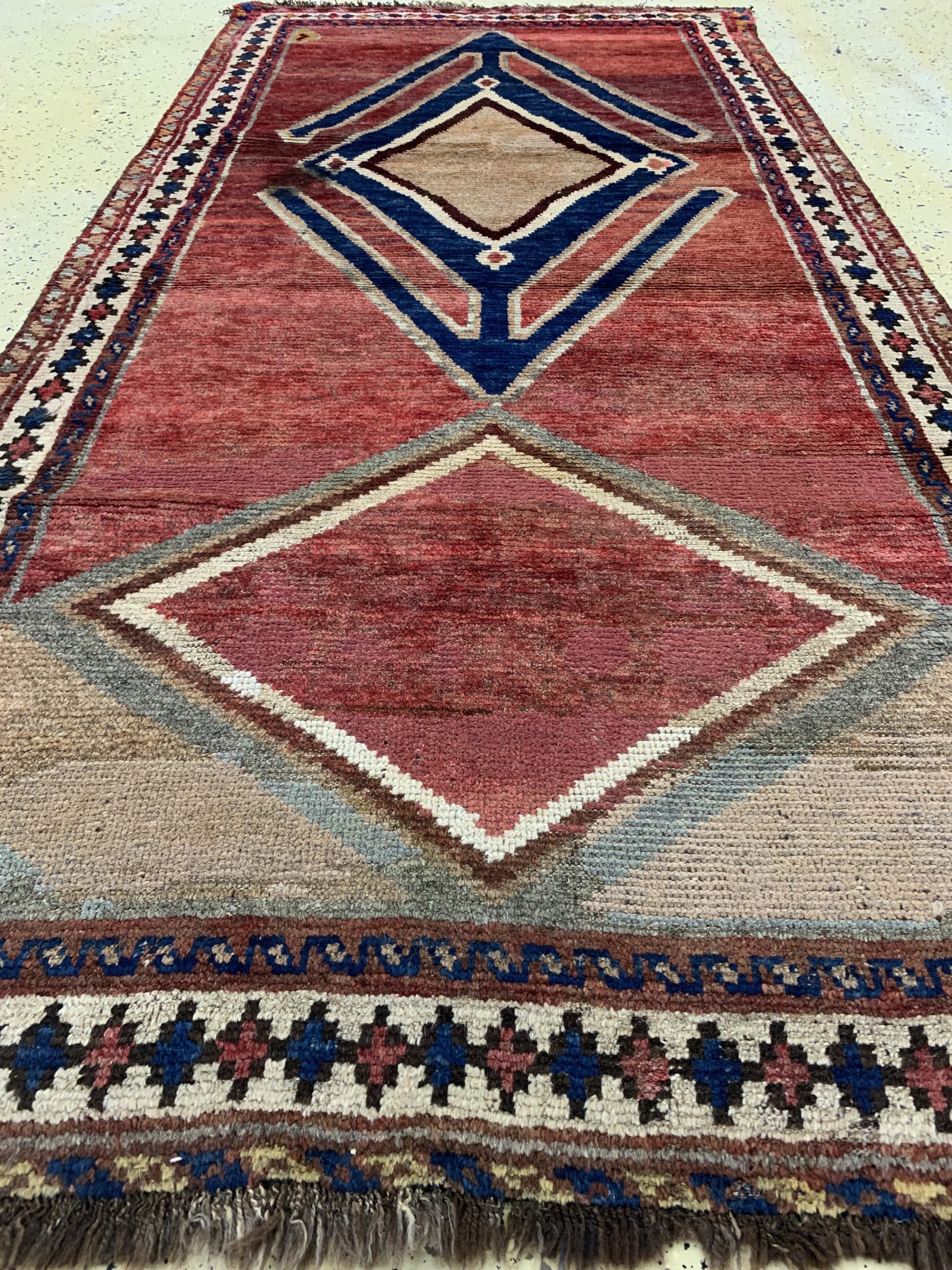 Detail c: Luri Gabbeh antik, Persien, um 1900, Wolle auf Wolle, ca. 230 x 116 cm, EHZ: 3, restauriert