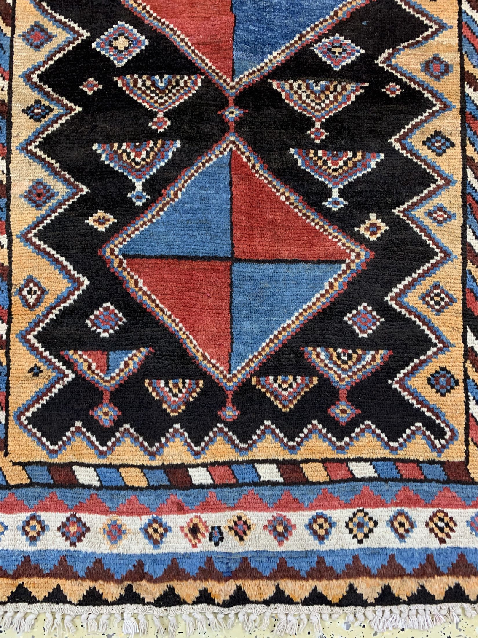 Detail b: Bachtiar-Gabbeh antik, Persien, um 1900, Wolle auf Baumwolle, ca. 270 x 152 cm, EHZ: 2-3