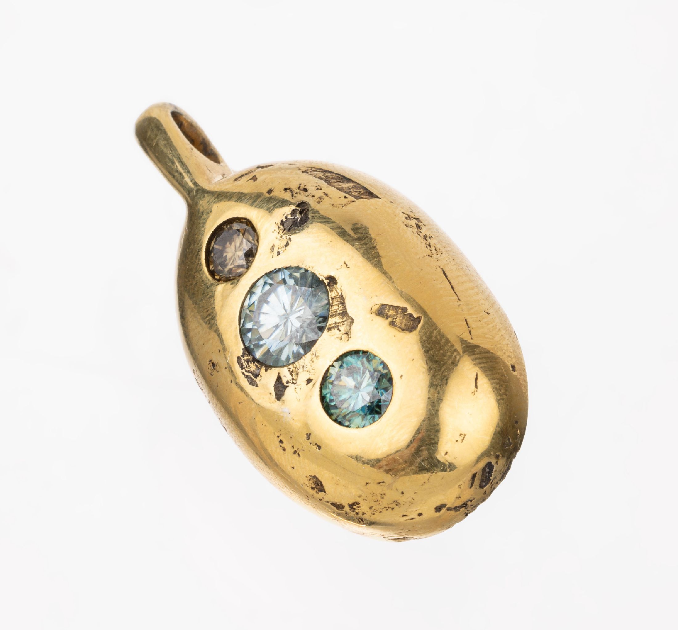 Detail a: Tansanit-Moissanit-Anhänger, Silber verg., 1 Seite mit gr. Tansanit-Cabochon und 1 Seite 3 rundfacett. Moissaniten in versch. Farben und Größen, ...