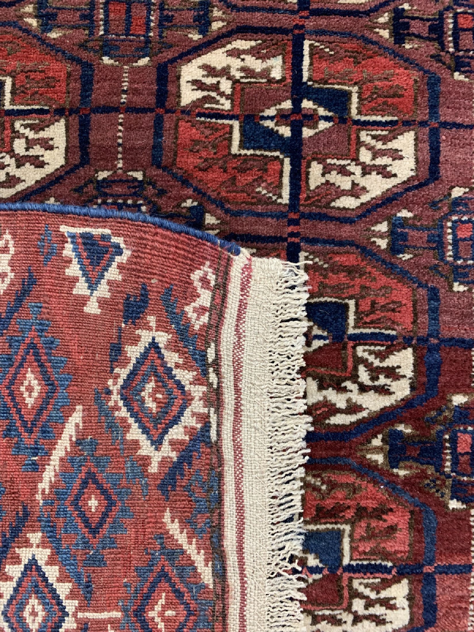 Detail e: Tekke Herdteppich antik, Turkmenistan, um 1900, Wolle auf Wolle, ca. 110 x 115 cm, EHZ: 2