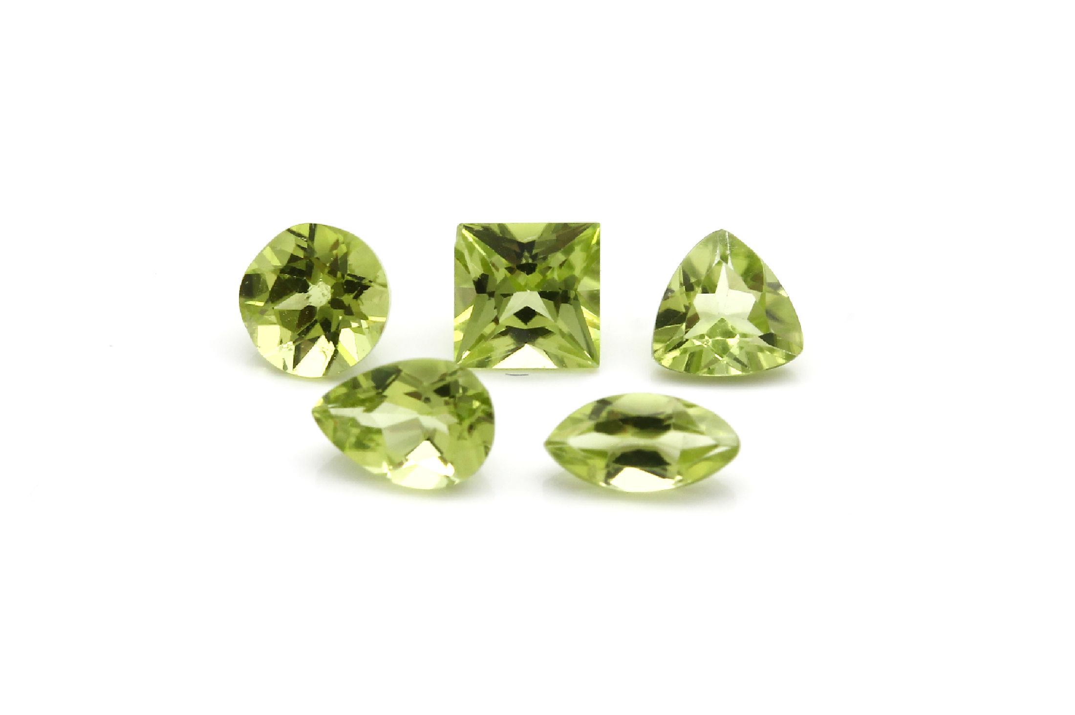 Lot 28 lose Peridots, zus. ca. 25.41 ct, versch. Schliffformen und Größen