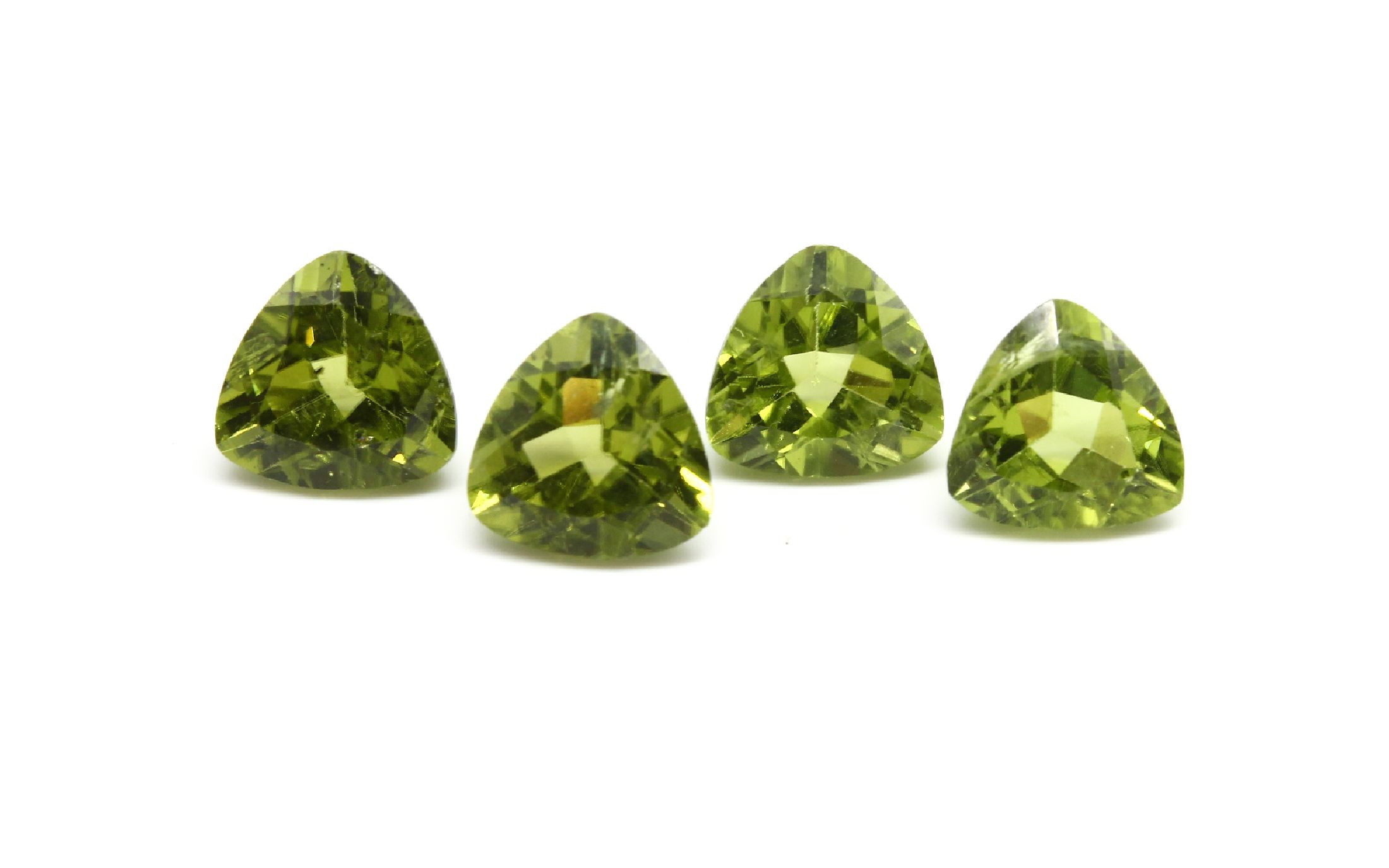 Lot 4 lose Peridots, ca. 11.29 ct, facett. Triangeln