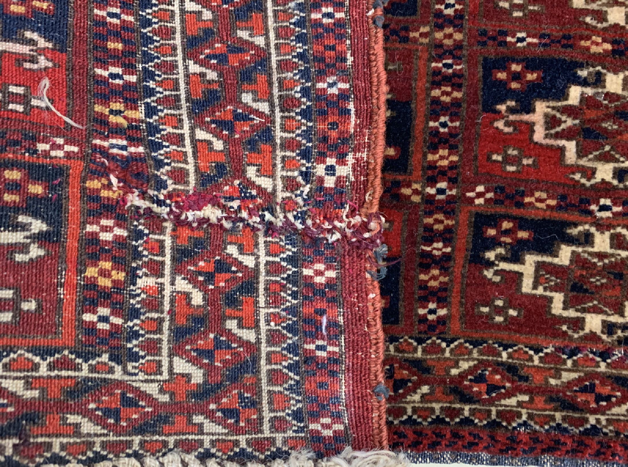 Detail b: Konvolut 4 Torba antik, Turkmenistan, um 1900, Wolle auf Wolle, ca. 117 x 30 cm, EHZ: 3-4