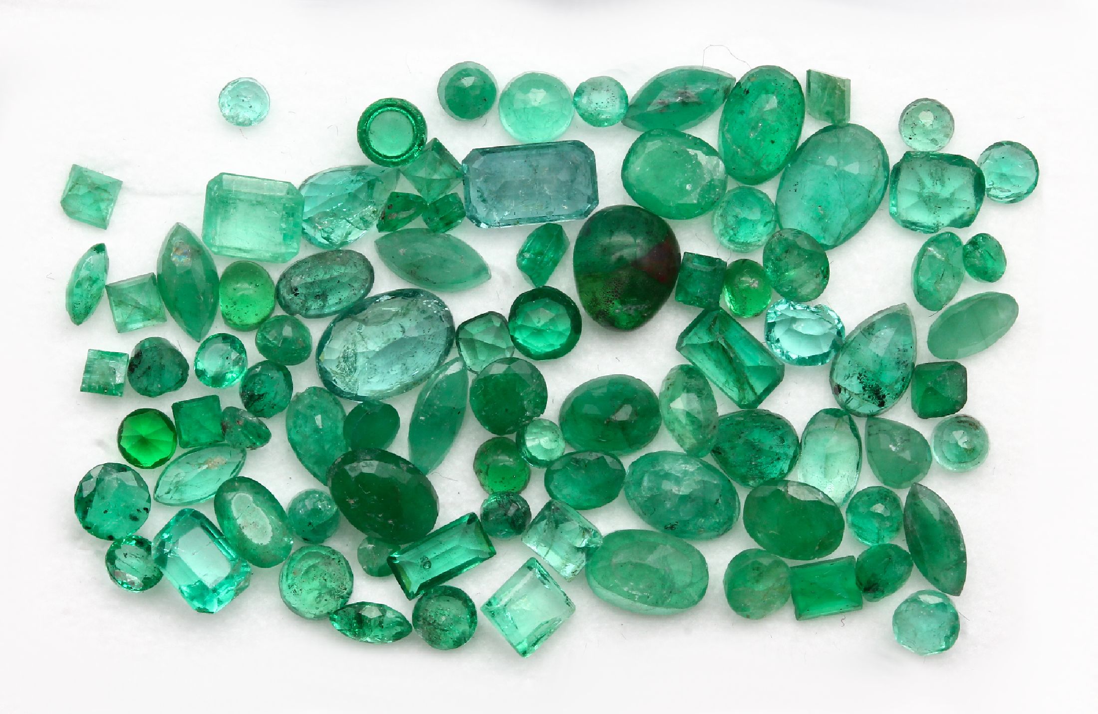 Lot lose Smaragde, ca. 19.13 ct, facett. inversch. Formen und Größen