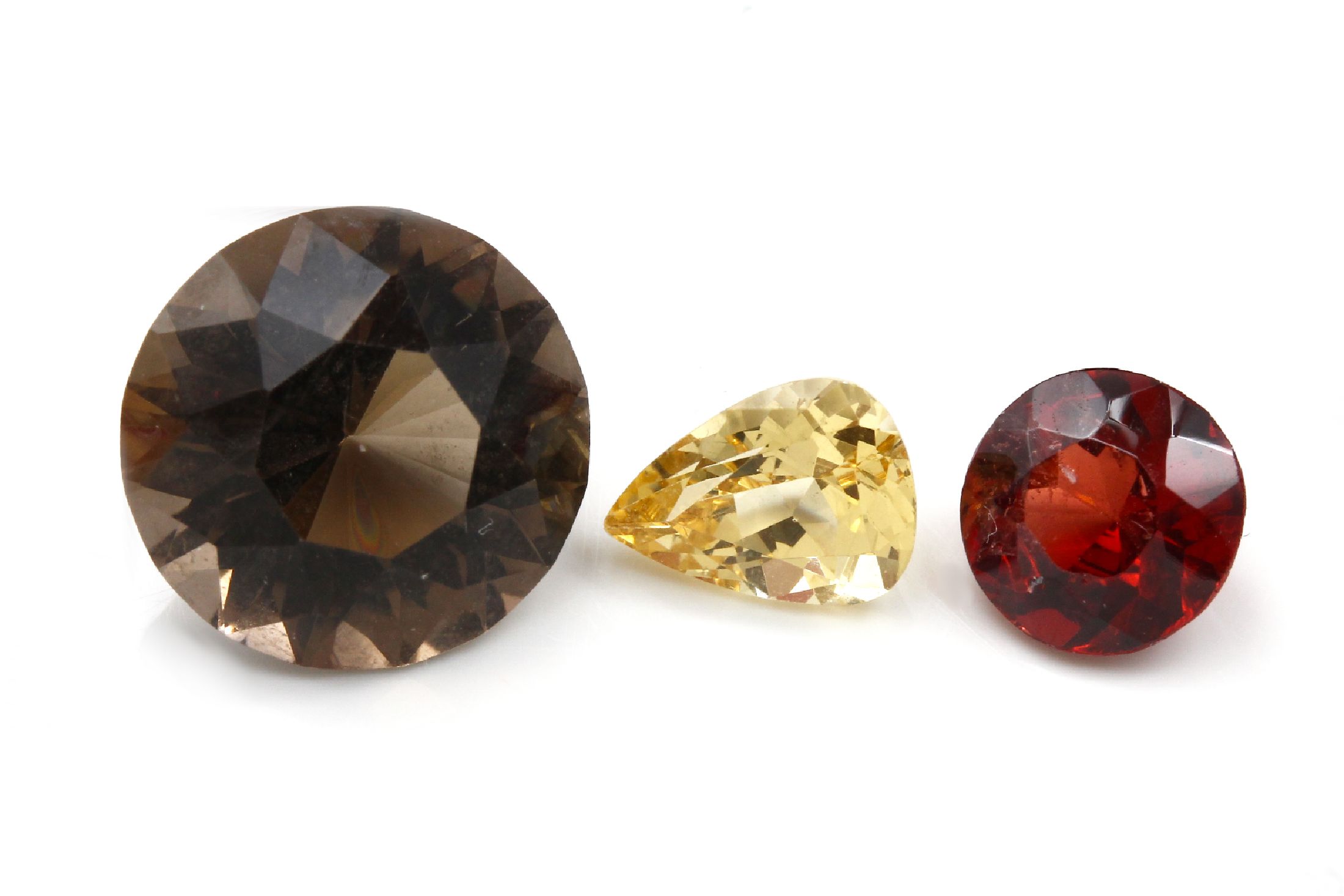 Detail a: Lot lose Quarze, ca. 224.97 ct, u.a. Amethyst, Citrin und Rauchquarz, versch. Schliffformen und Größen