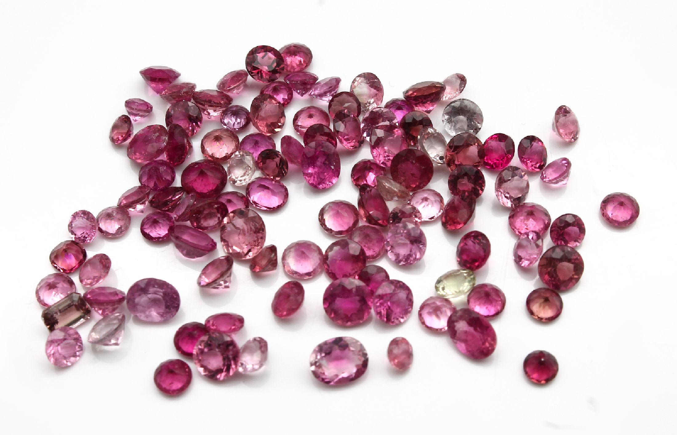 Lot lose Turmaline, ca. 27.17 ct, versch. Schliffformen, Farben und Größen