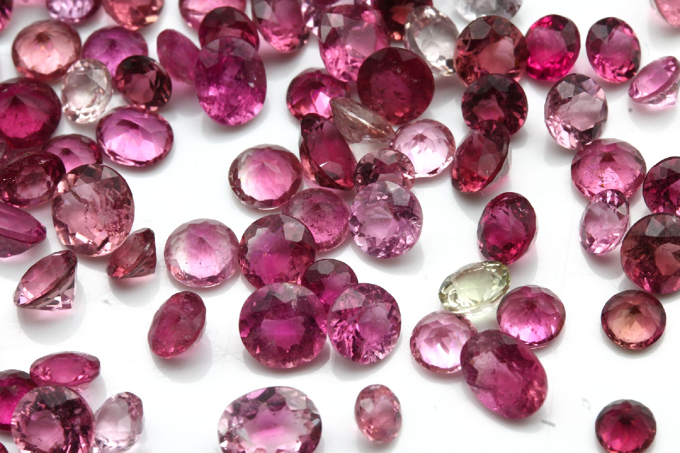 Detail b: Lot lose Turmaline, ca. 27.17 ct, versch. Schliffformen, Farben und Größen