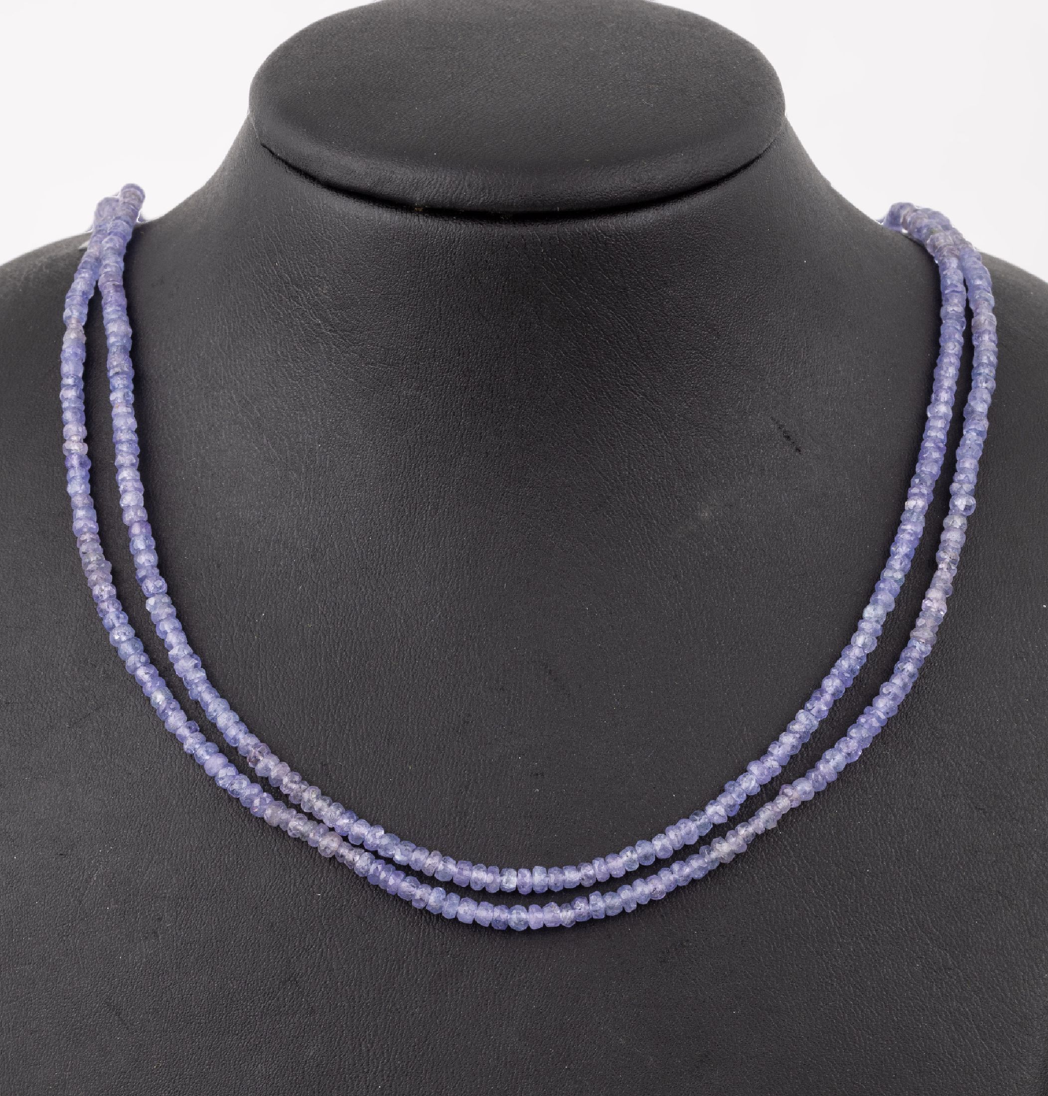 Überlanges Tansanit-Collier, facett. Linsen, L. ca. 120 cm, Karabinerschließe Silber