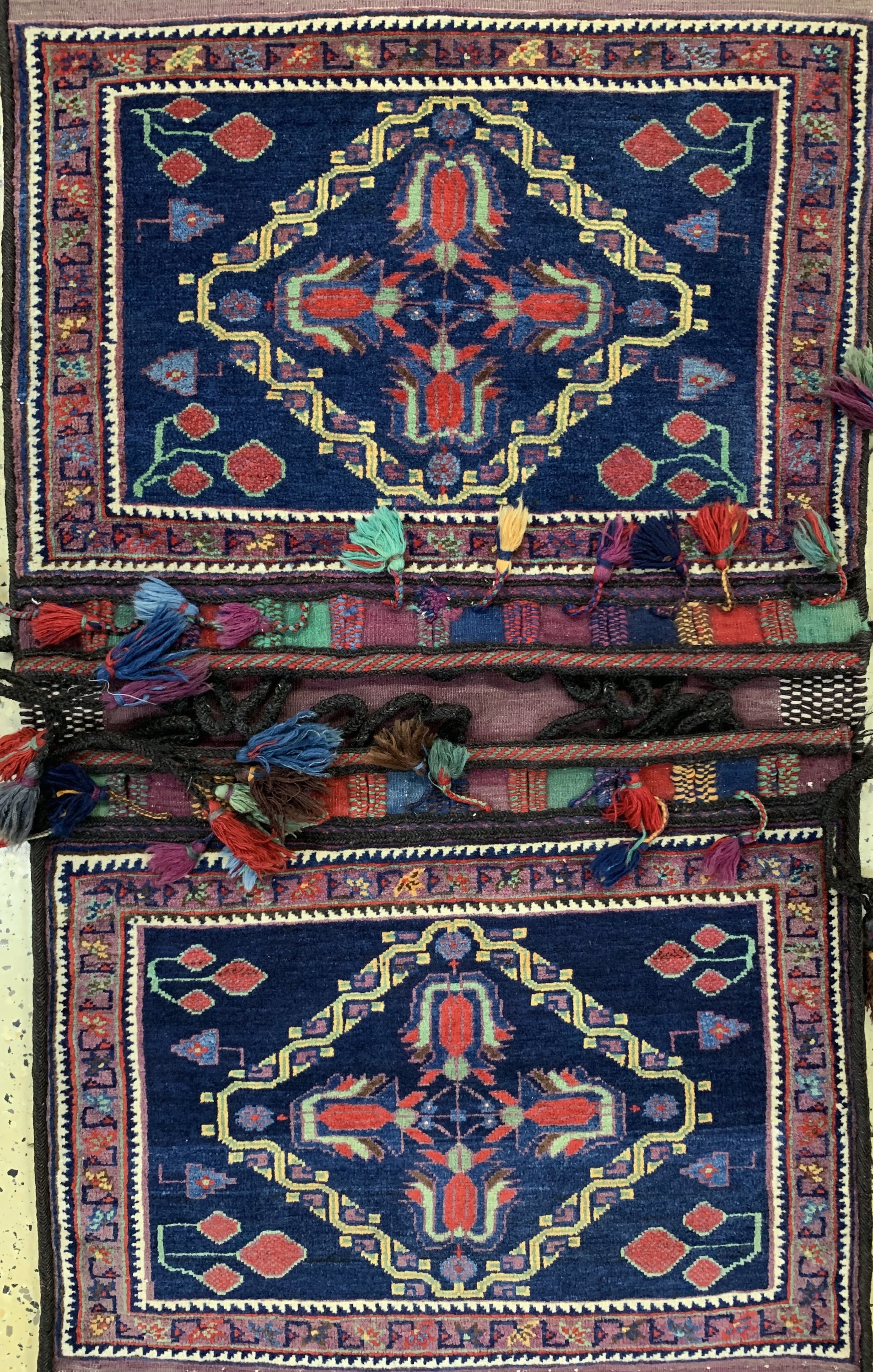 Detail a: Konvolut aus Taschenfront & Doppeltaschen, Persien, um 1920/1930, Wolle auf Baumwolle, ca. 117 x 70 cm, EHZ: 2-3