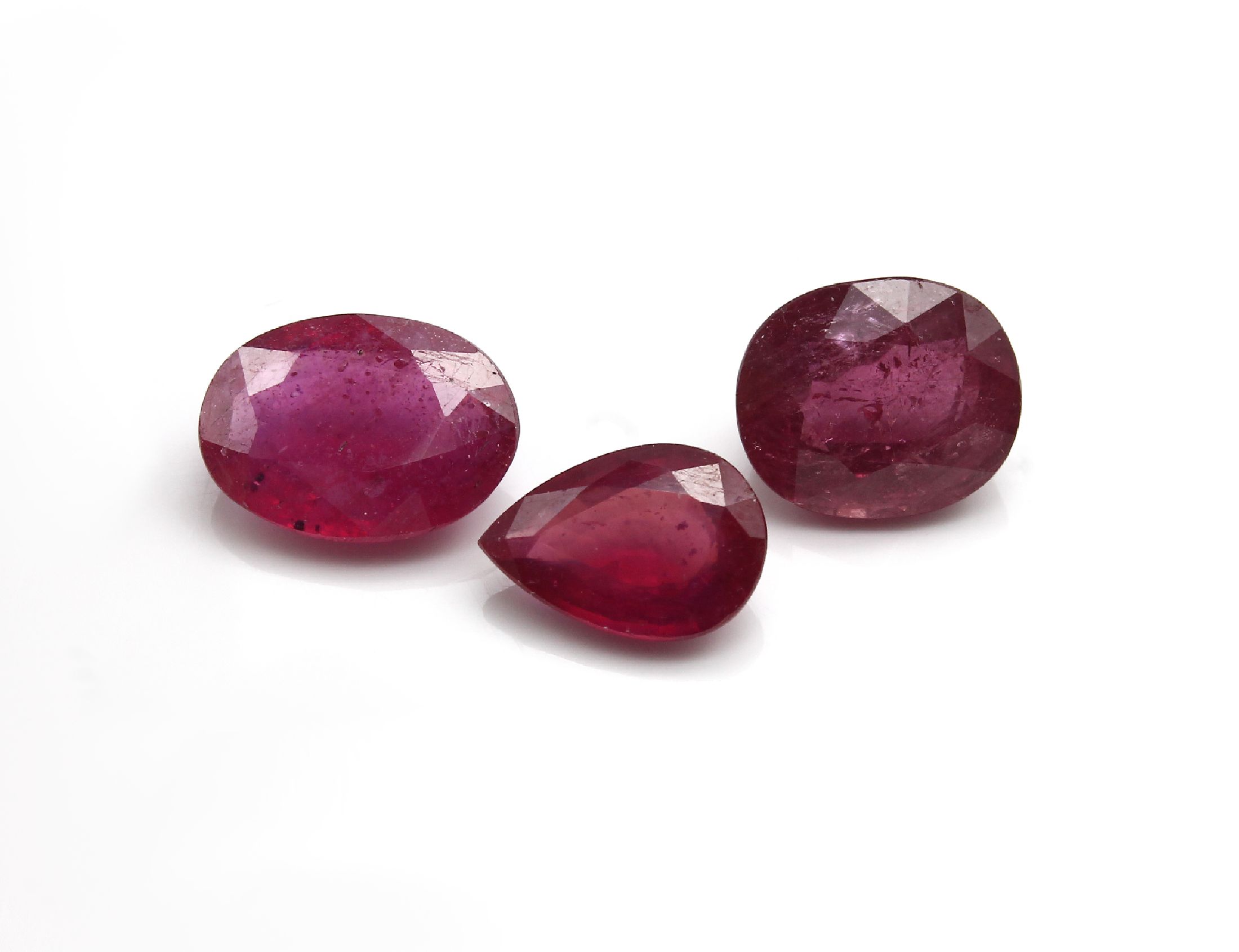 Lot 3 lose Rubine, ca. 18.17 ct, oval und tropfenf. facett., reinheits- und farbbeh.