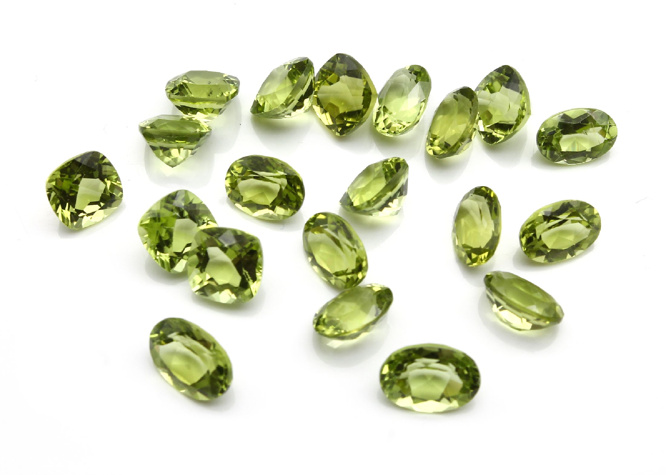 Lot 20 lose Peridots, ca. 22.26 ct, versch.Schliffformen und Größen