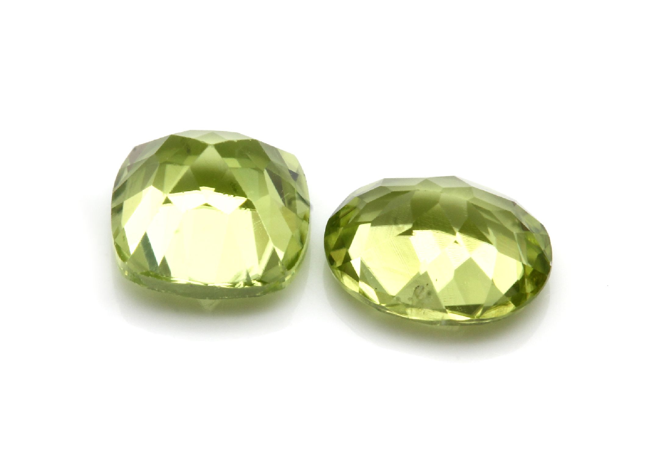 Detail b: Lot 20 lose Peridots, ca. 22.26 ct, versch.Schliffformen und Größen