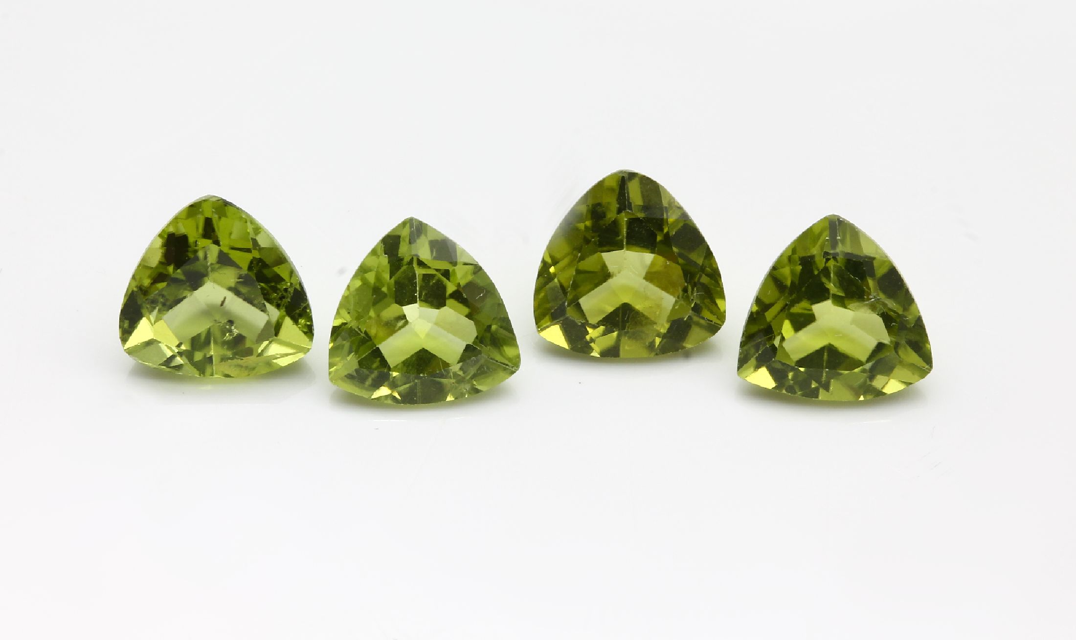 Lot 4 lose Peridots, ca. 9.82 ct, facett. Triangeln