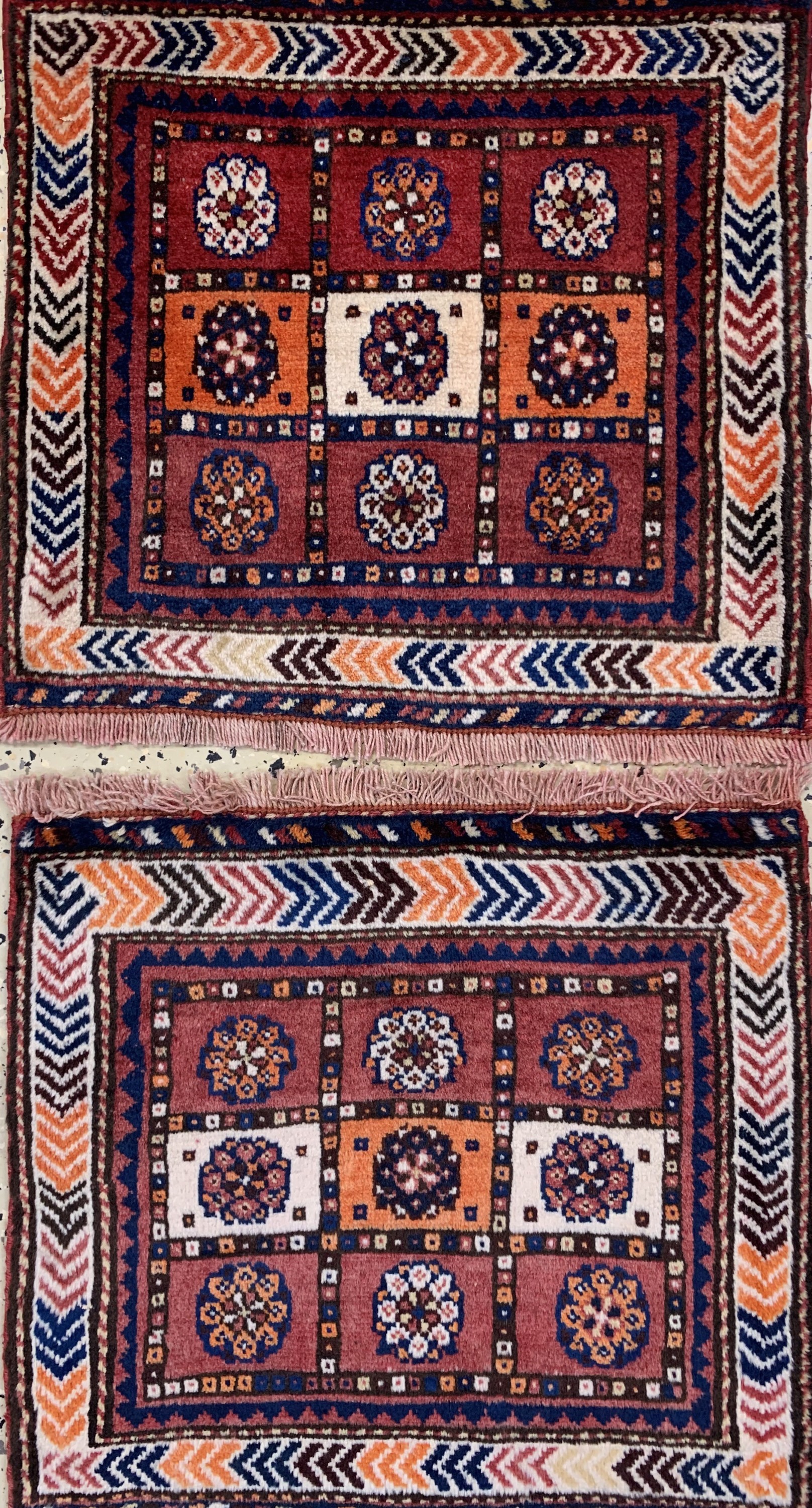 Detail e: Konvolut aus 8 Poschti & Taschenfront, Persien, um 1920/1940, Wolle auf Wolle & Baumwolle, ca. 60 x 55 cm, EHZ: 3