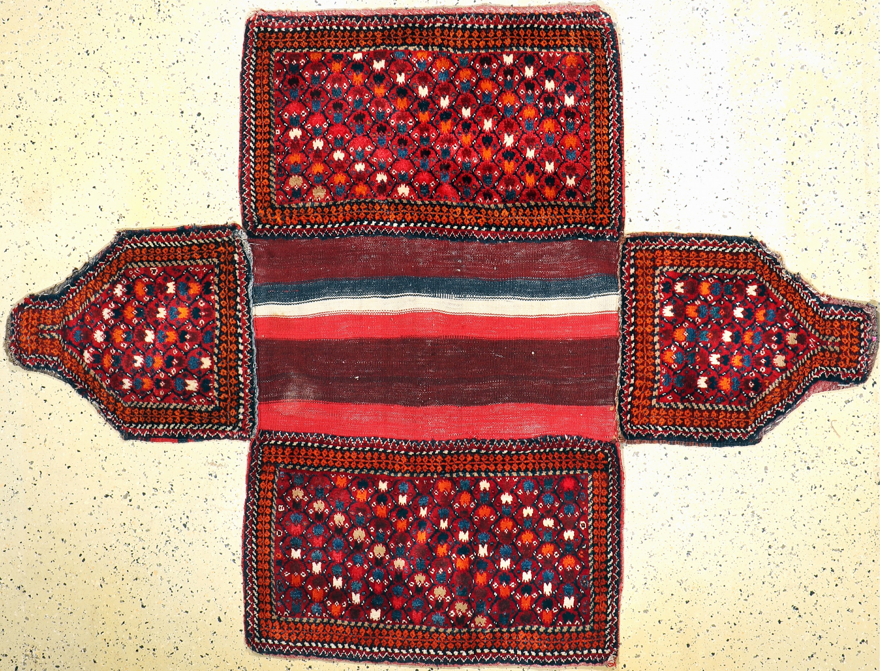 Mafrash geöffnet , Ghaschgai, Persien, um 1960, Wolle auf Wolle, ca. 107 x 65 x 65 cm,EHZ: 1-2(geknüpft).
