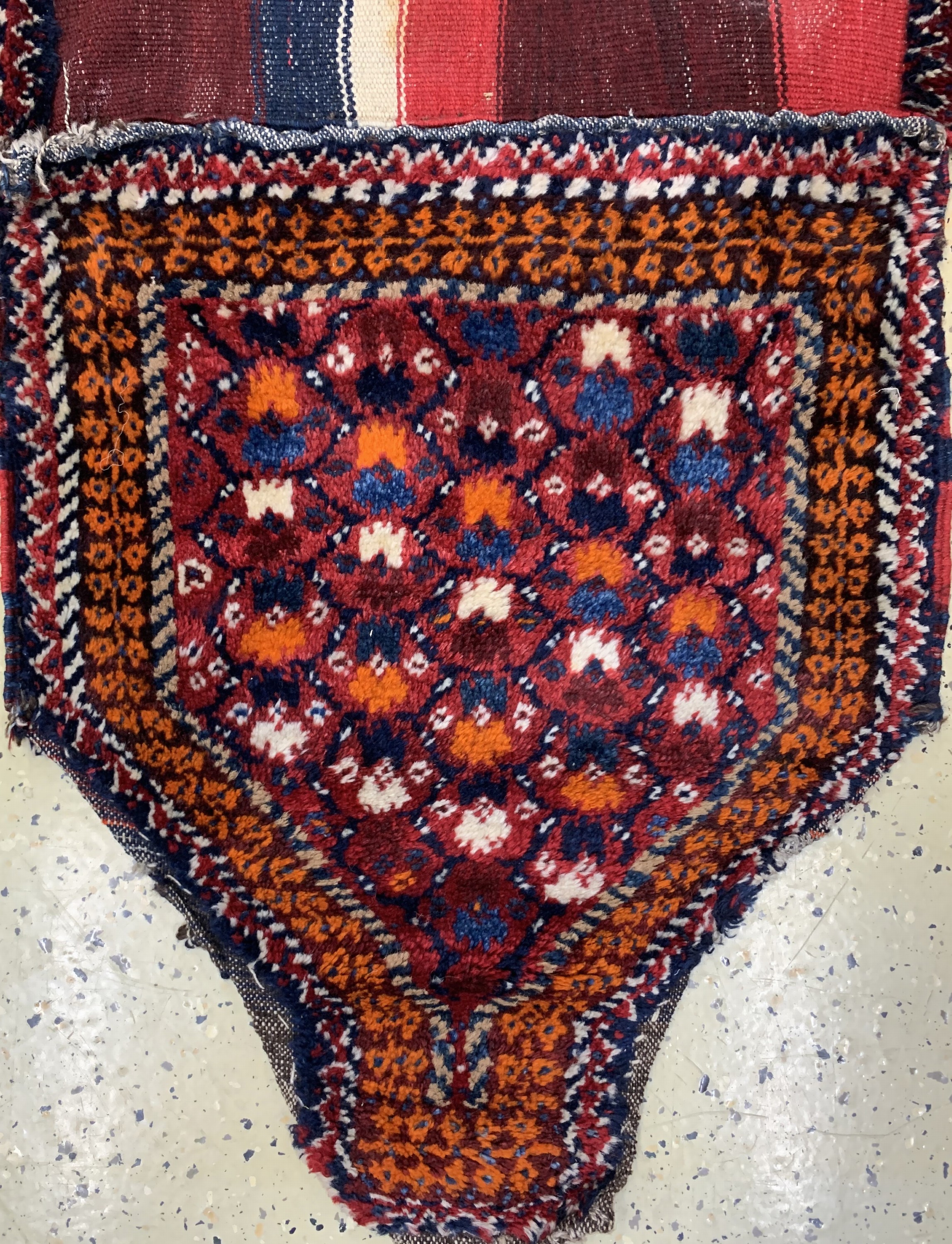 Detail b: Mafrash geöffnet , Ghaschgai, Persien, um 1960, Wolle auf Wolle, ca. 107 x 65 x 65 cm,EHZ: 1-2(geknüpft).