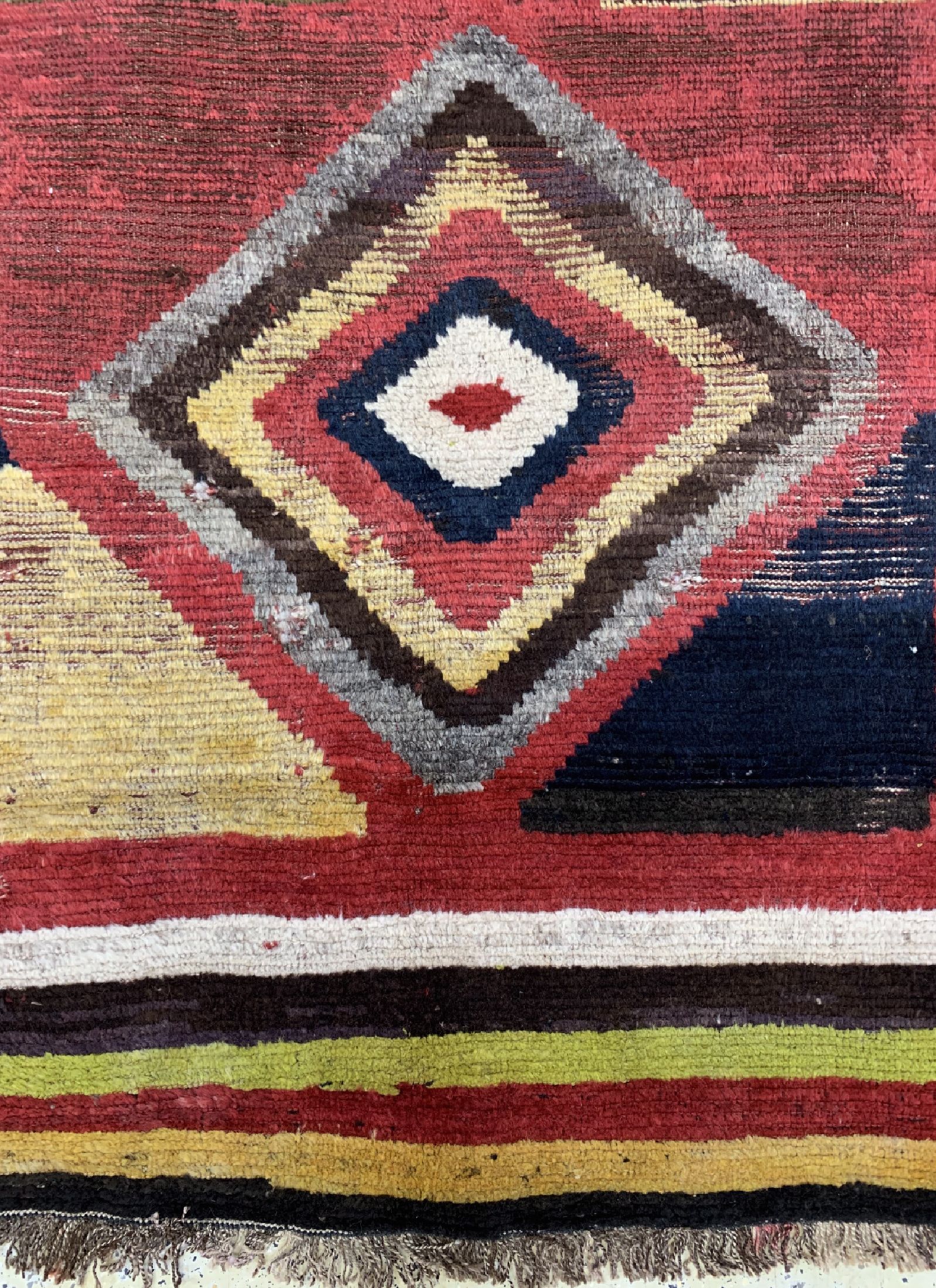 Detail b: Louri Gabbeh antik, Persien, 19.Jhd, Wolle auf Wolle, ca. 322 x 159 cm, EHZ: 3-4