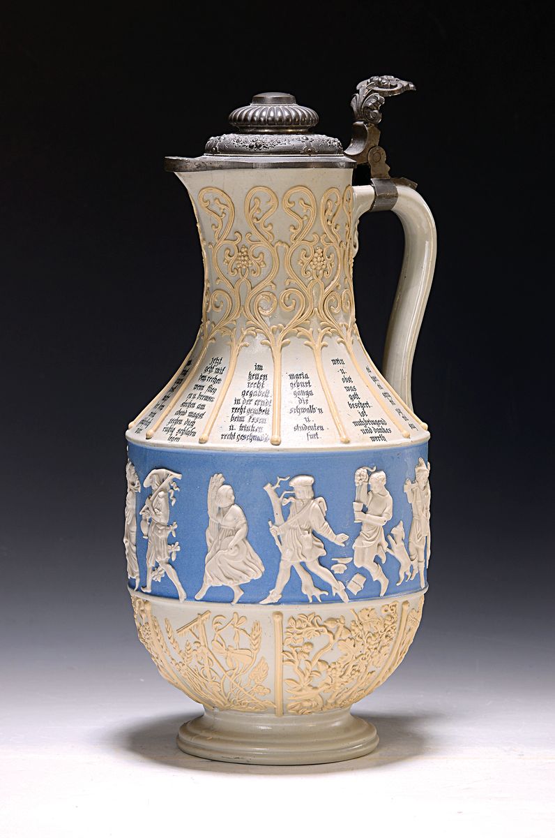 Große Weinkanne, wohl Villeroy & Boch Mettlach, um 1890-1900, Feinsteingut mit aufgelegtem weinranken- dekor und tanzenden Menschen, Sinnsprüche, ...