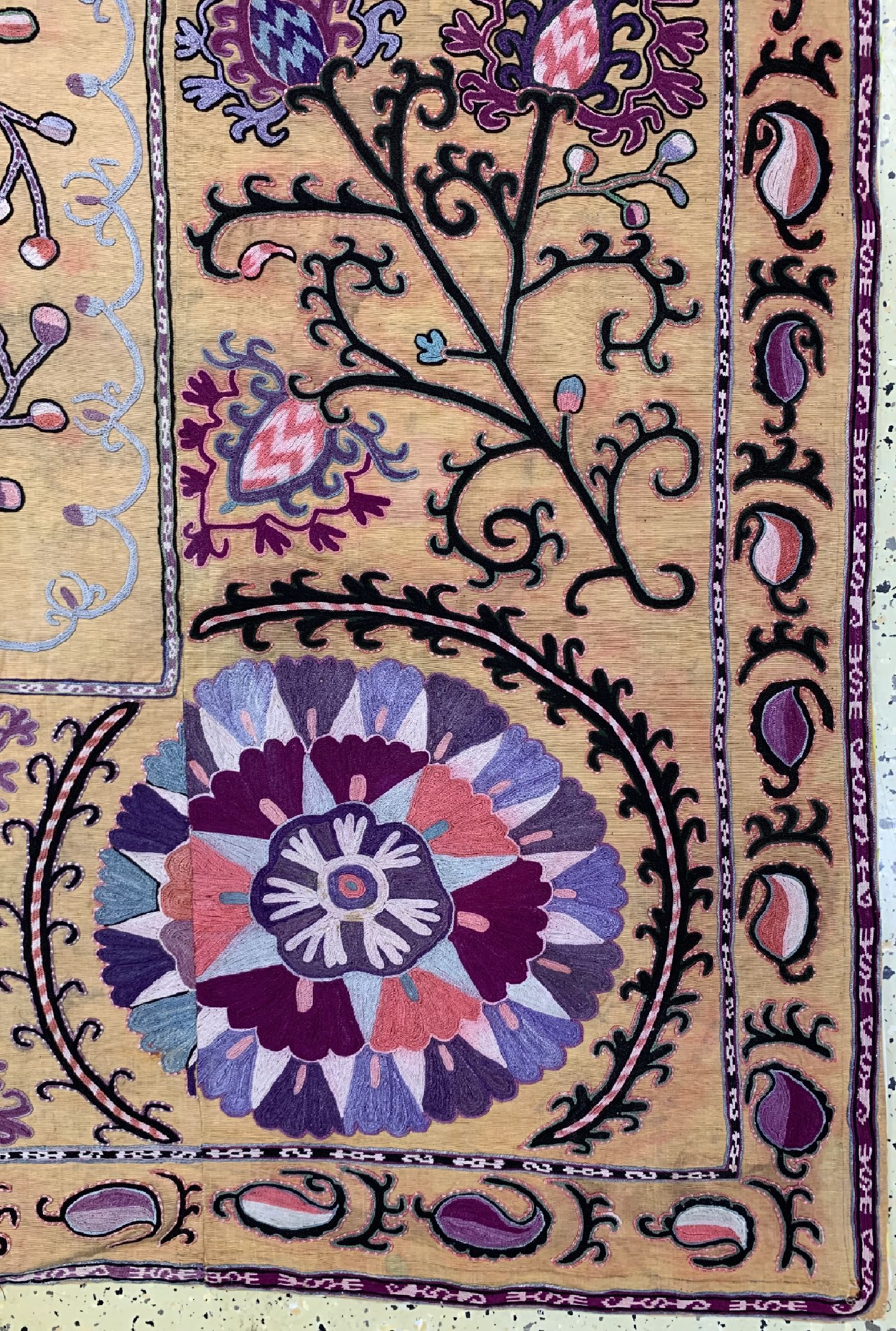 Detail a: Uzbek Susani antik, Uzbekistan, um 1900, Seidenstickeri, ca. 230 x 220 cm, EHZ: 3-4