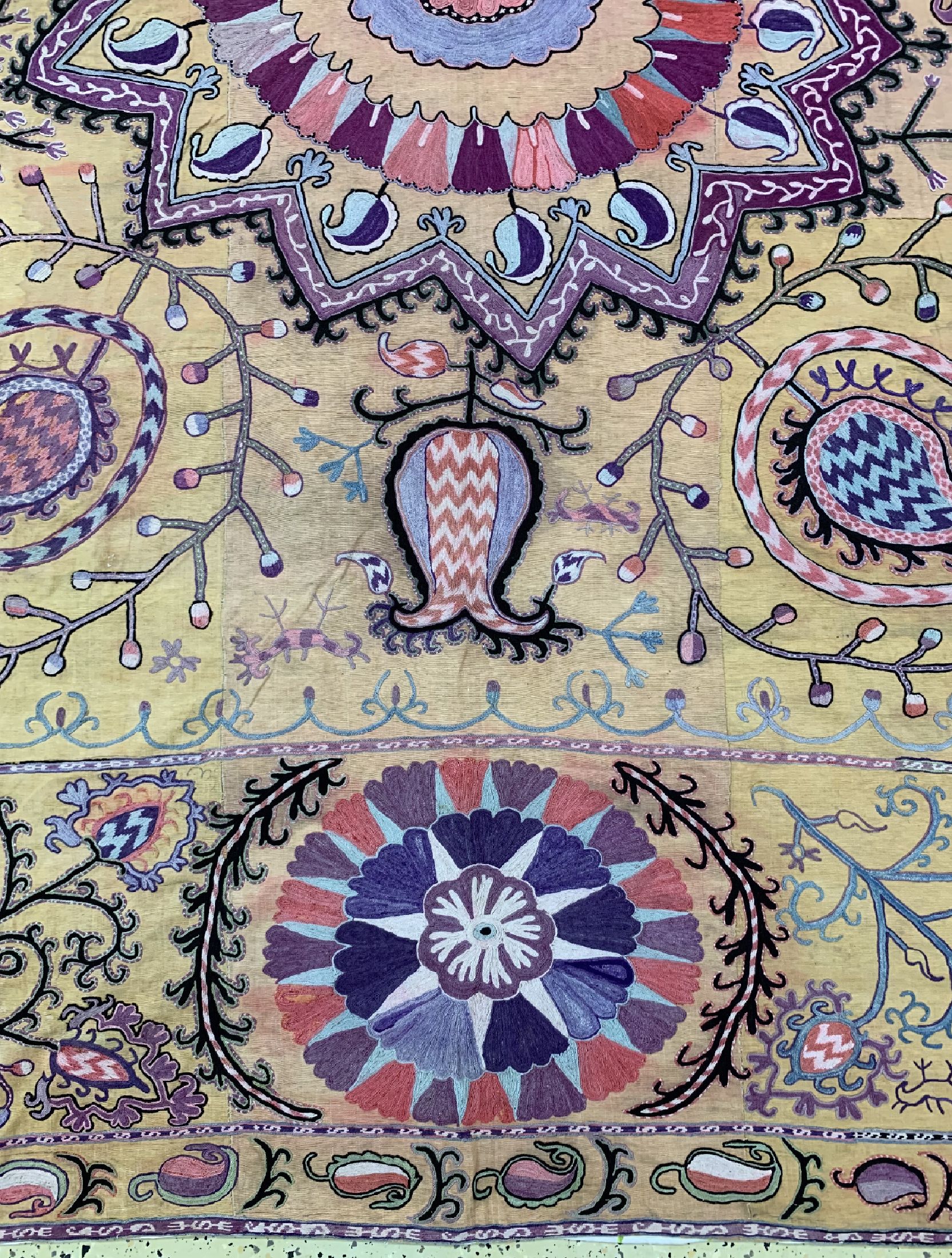 Detail b: Uzbek Susani antik, Uzbekistan, um 1900, Seidenstickeri, ca. 230 x 220 cm, EHZ: 3-4