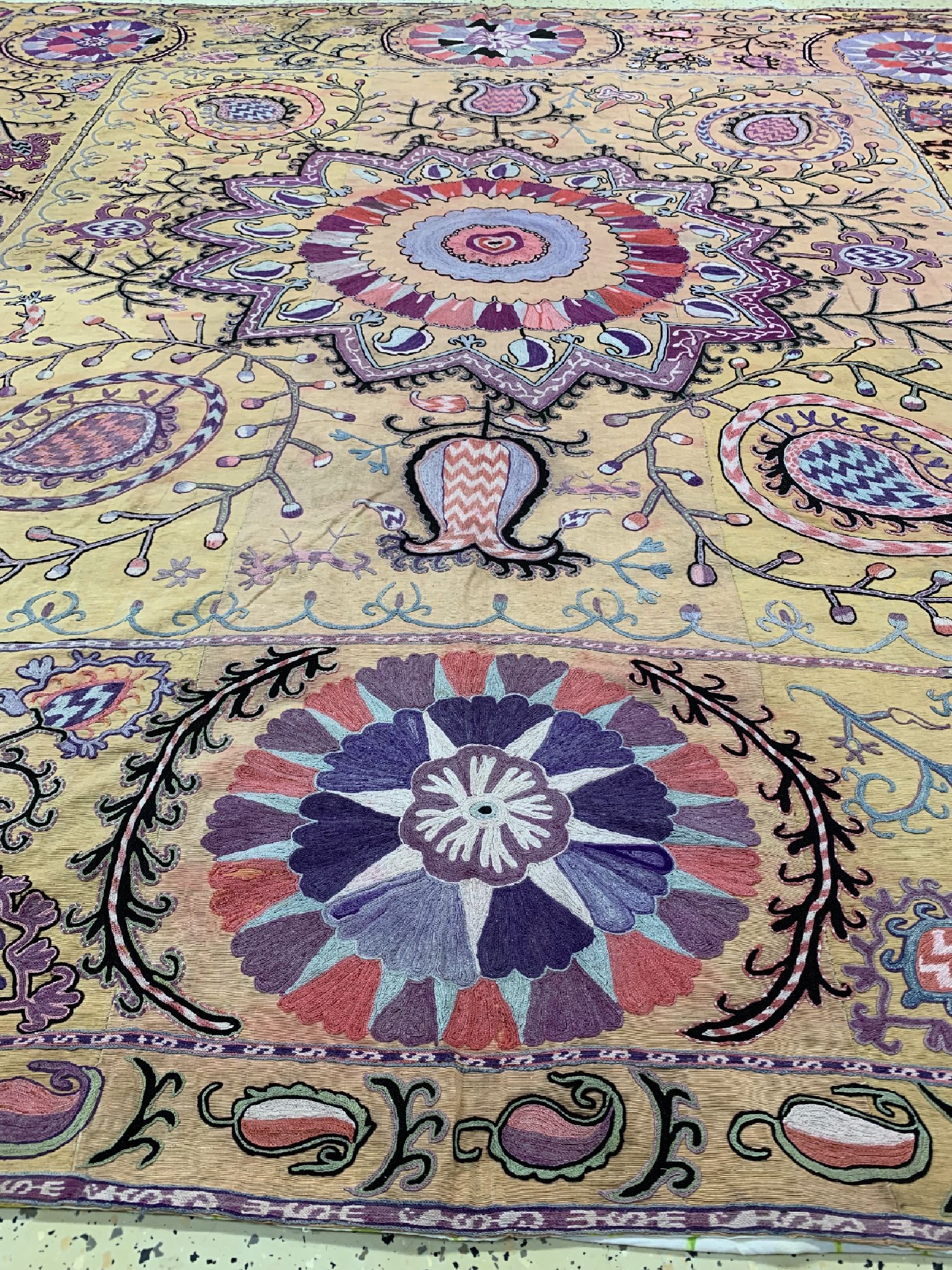 Detail d: Uzbek Susani antik, Uzbekistan, um 1900, Seidenstickeri, ca. 230 x 220 cm, EHZ: 3-4