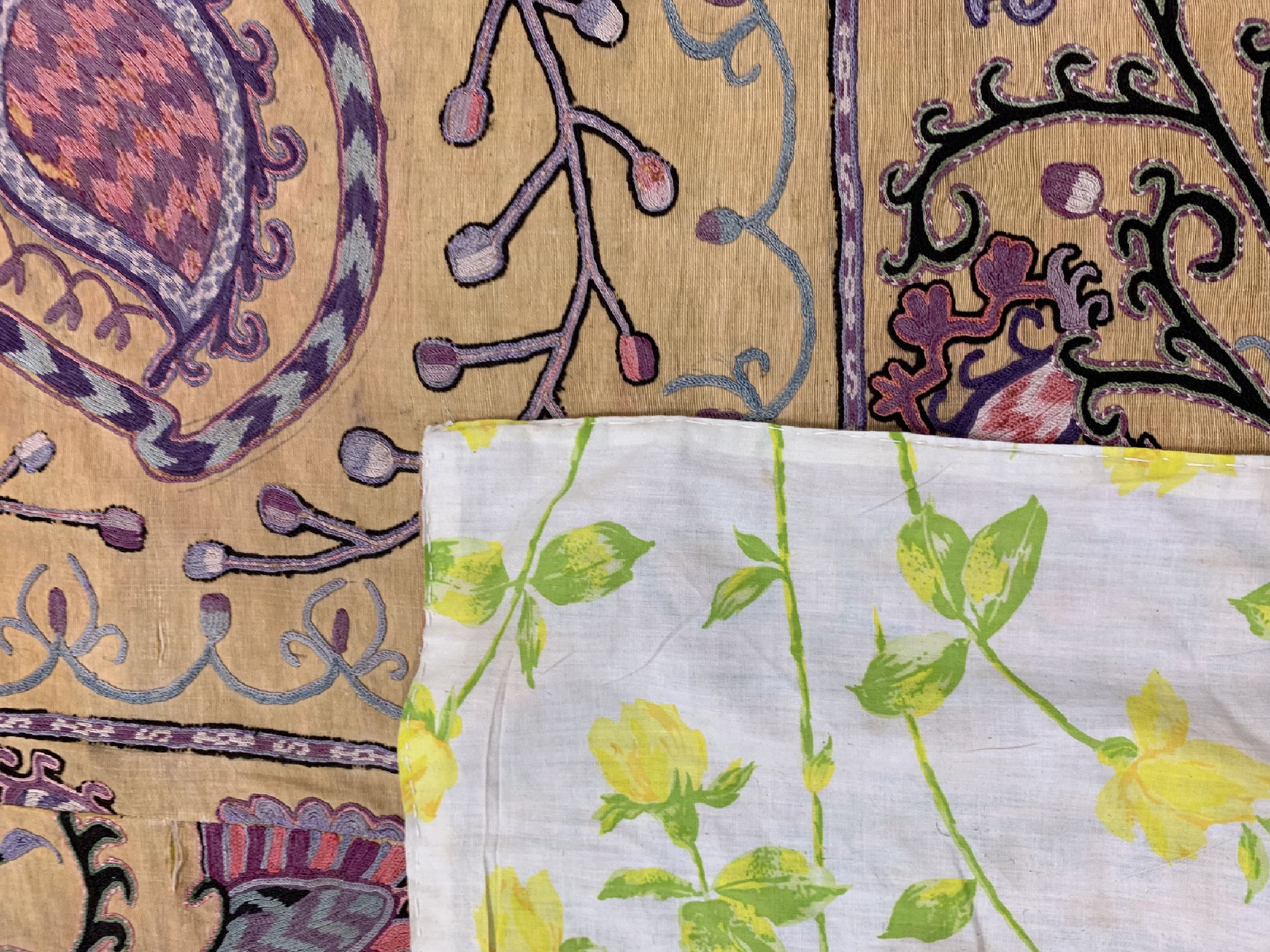 Detail e: Uzbek Susani antik, Uzbekistan, um 1900, Seidenstickeri, ca. 230 x 220 cm, EHZ: 3-4