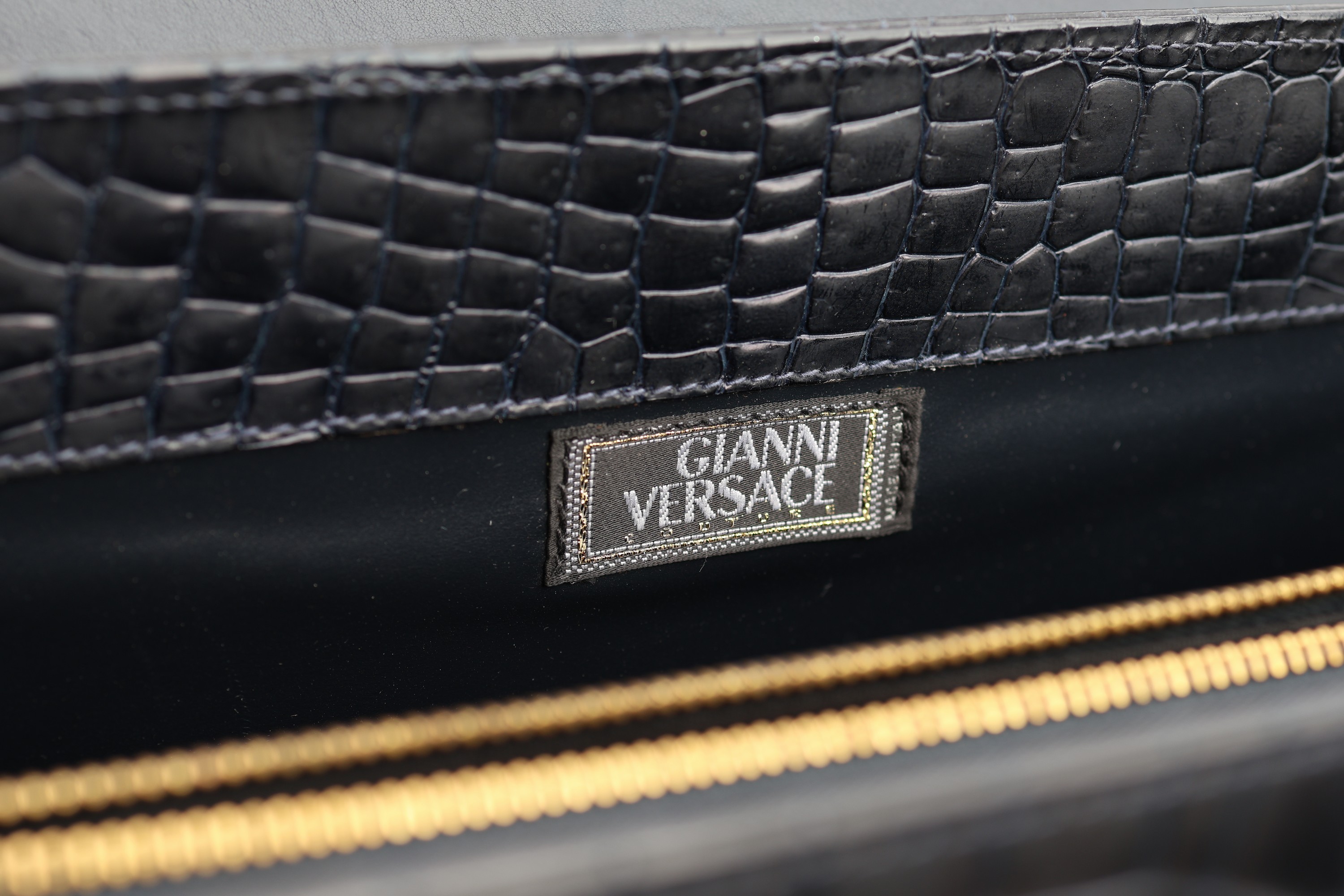 Detail d: GIANNI VERSACE vintage Aktentasche, geprägtes Leder, in Midnight Blue, 3 Leder Innenfächer, 1 x mit Reißverschluss, Organizerfür Handy, Stifte ...
