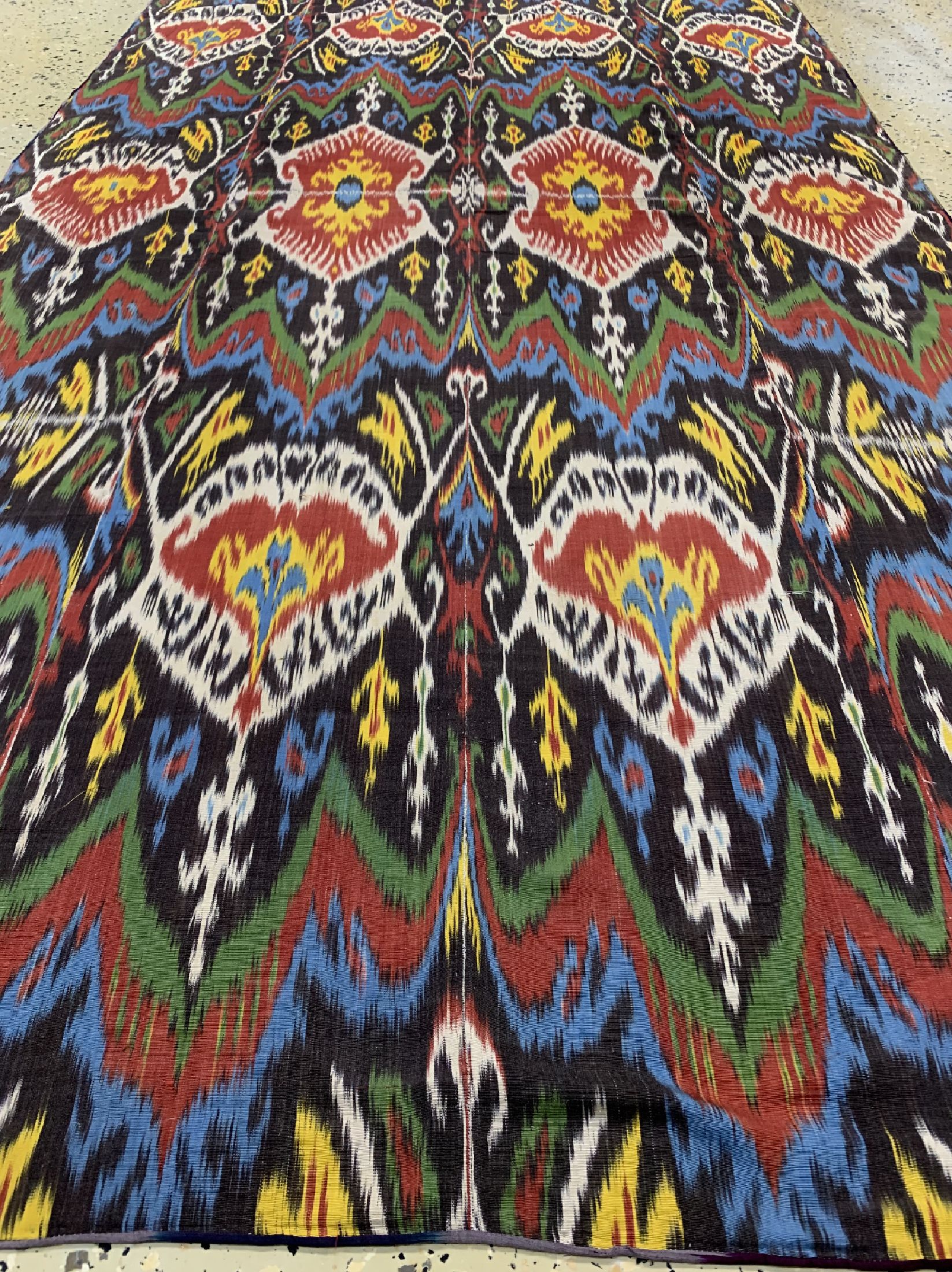 Detail c: Seiden Ikat antik, Uzbekistan, um 1900, Seide, ca. 228 x 121 cm, EHZ: 1-2, (4 Bahnig)