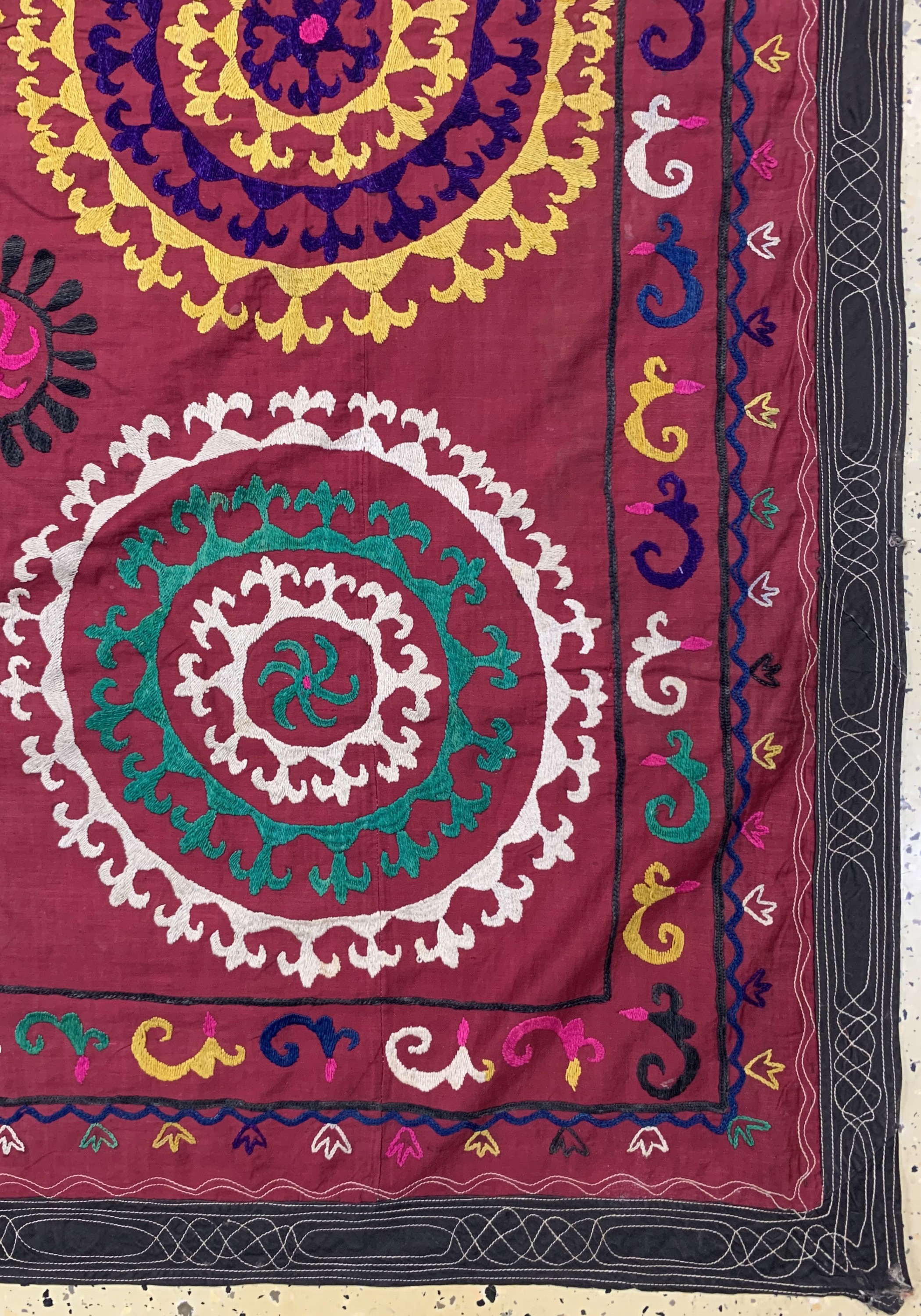 Detail a: Seiden Susani, Kirgisistan, um 1900, Seidenstickerei, ca. 200 x 150 cm, EHZ: 4