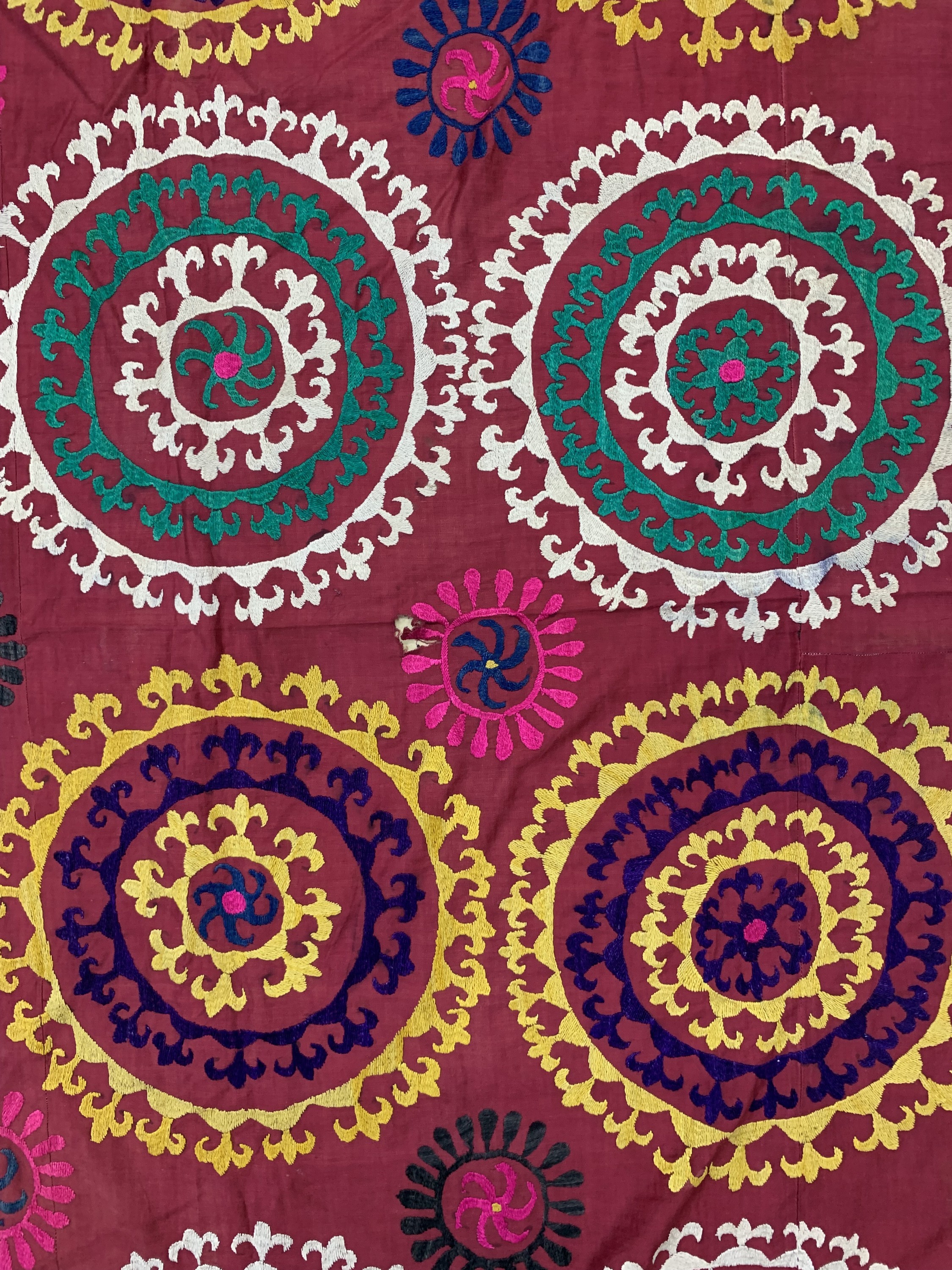 Detail b: Seiden Susani, Kirgisistan, um 1900, Seidenstickerei, ca. 200 x 150 cm, EHZ: 4