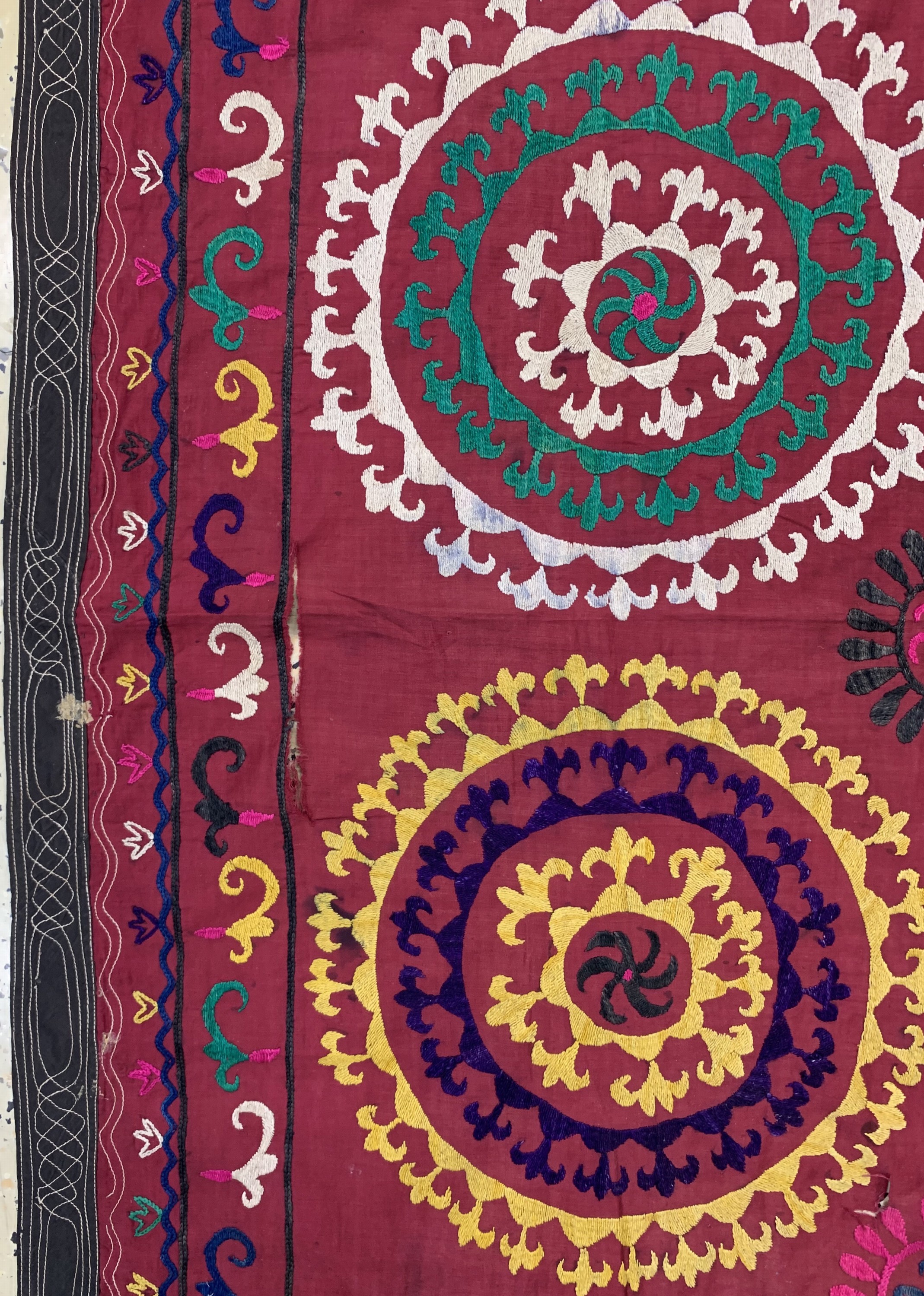 Detail c: Seiden Susani, Kirgisistan, um 1900, Seidenstickerei, ca. 200 x 150 cm, EHZ: 4