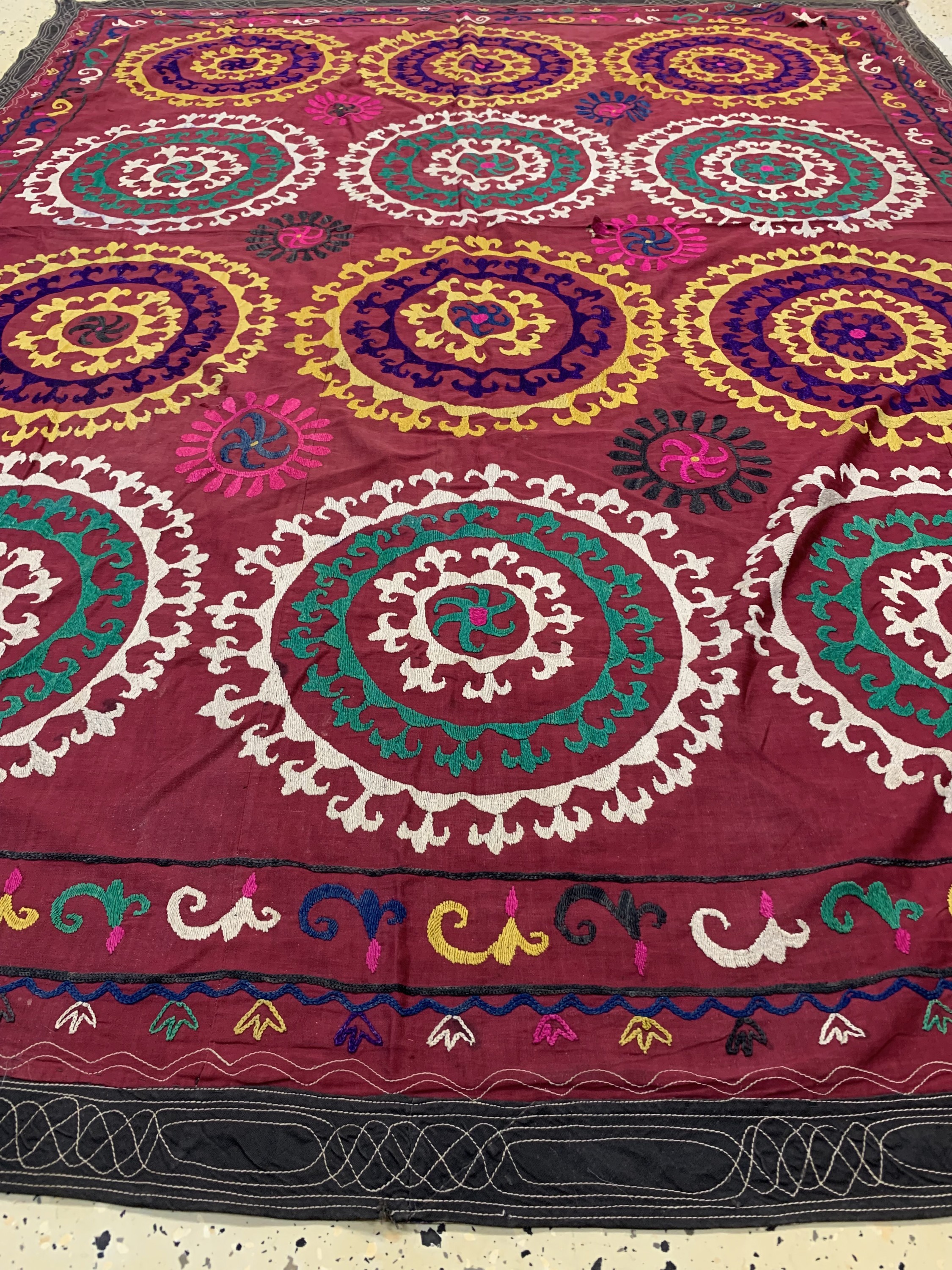 Detail e: Seiden Susani, Kirgisistan, um 1900, Seidenstickerei, ca. 200 x 150 cm, EHZ: 4