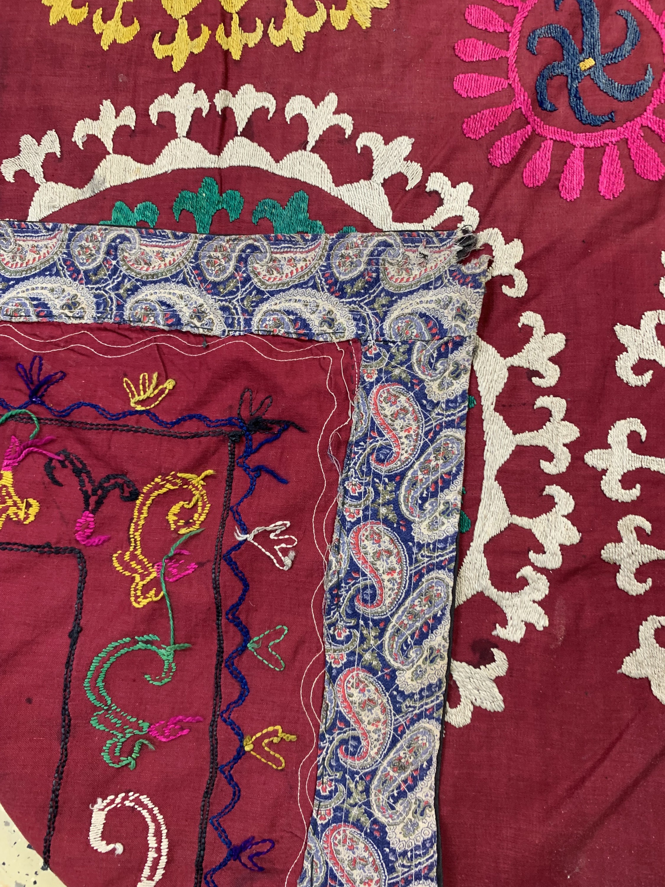 Detail f: Seiden Susani, Kirgisistan, um 1900, Seidenstickerei, ca. 200 x 150 cm, EHZ: 4