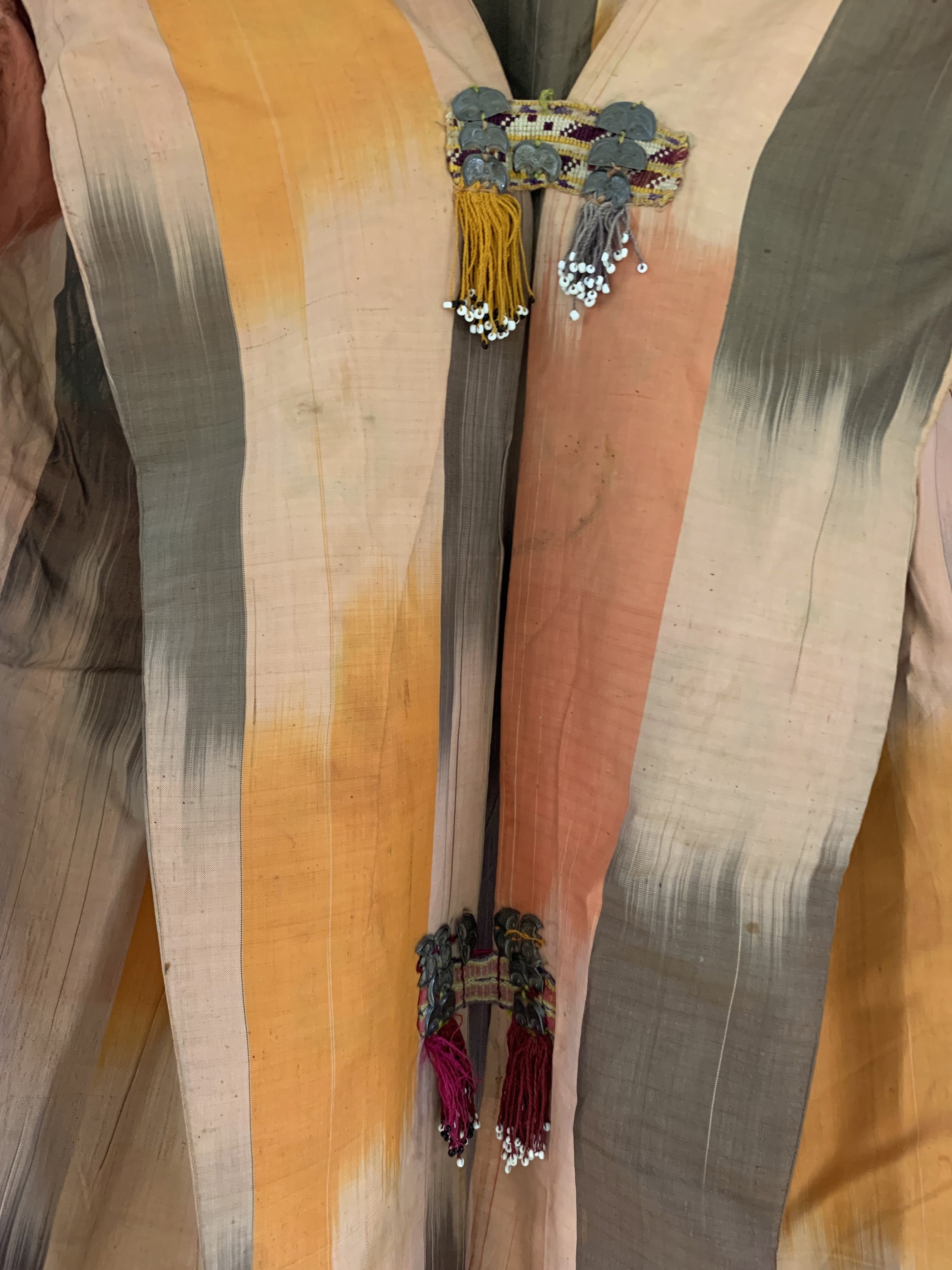 Detail b: Ikat-Mantel mit Metallapplikationen, zbekistan, um 1920, Seide, ca. 150 x 65 cm, Reinigungsbedürftig, EHZ: 2
