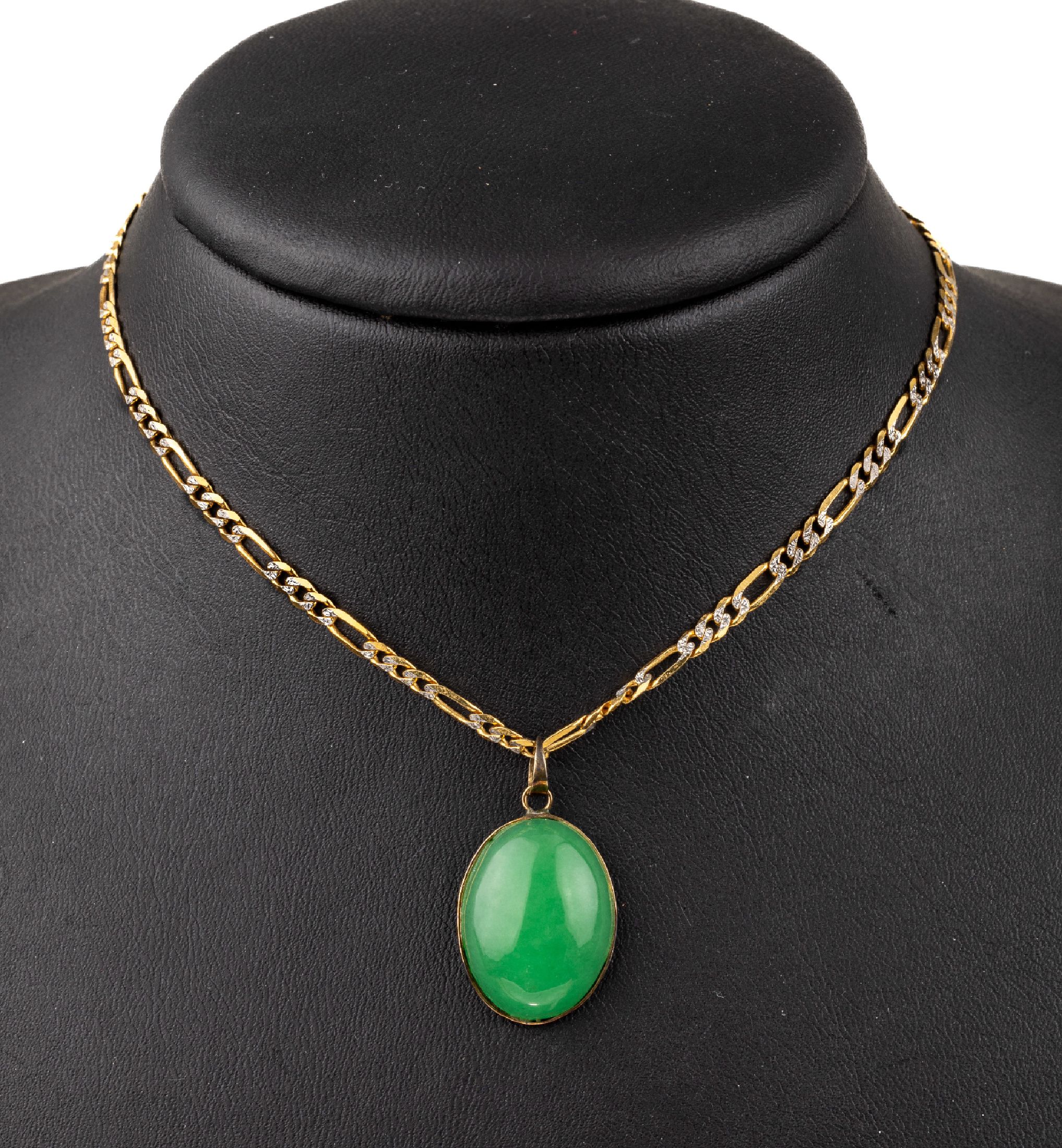 14 kt Gold Chrysopras-Anhänger an 18 kt Gold Kette, GG 585/000 gepr., GG/WG 750/000, schlichter Anhänger mit ovalem Chrysopras- Cabochon, Kette, ...