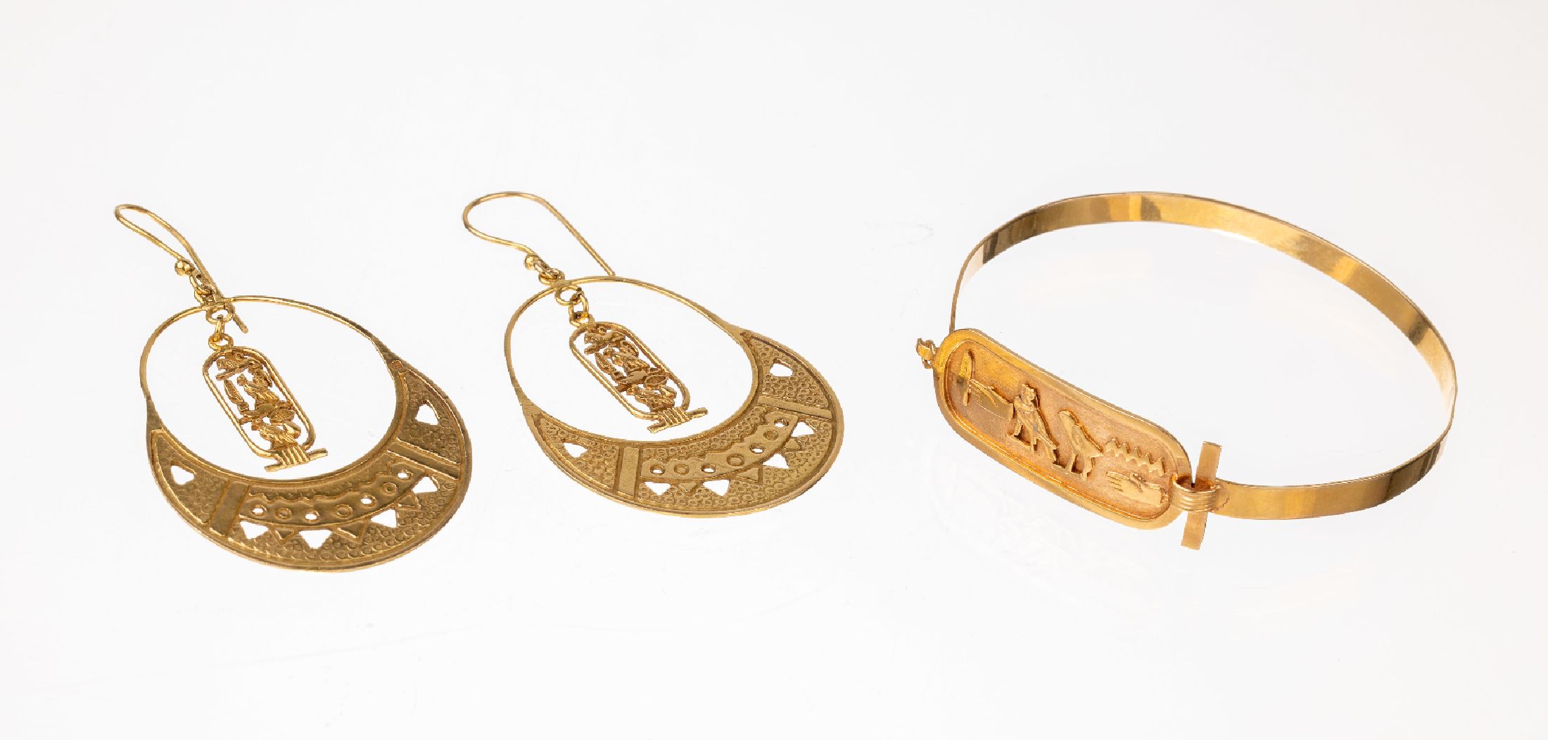 14 kt Gold Schmuckset, GG 585/000 gepr., best. aus: 1 Paar Ohrhänger, ca. 6.5 x 3.7 cm mittig mit bewegl. Abhängung, und 1 Armreif, 5.8 x 5.5 cm, ...