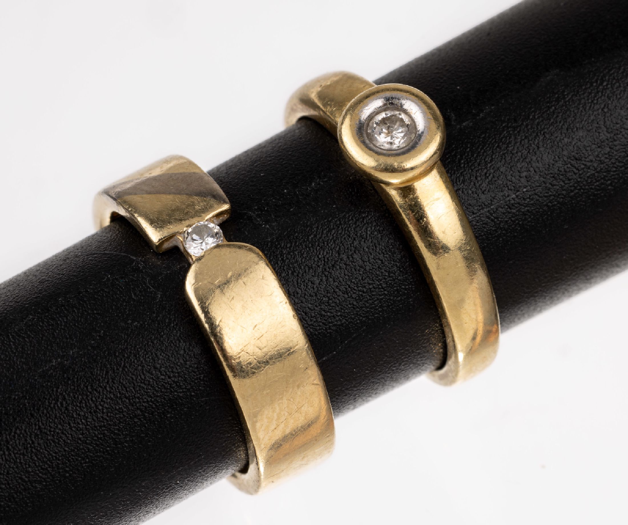 Konvolut 2 14 kt Gold Brillant-Ringe, GG 585/000, 1 x Spannringoptik mit WG-Einlage, Brillant ca. 0.03 ct Weiß/si, RW 50, und 1 x mit Brillant ca. ...