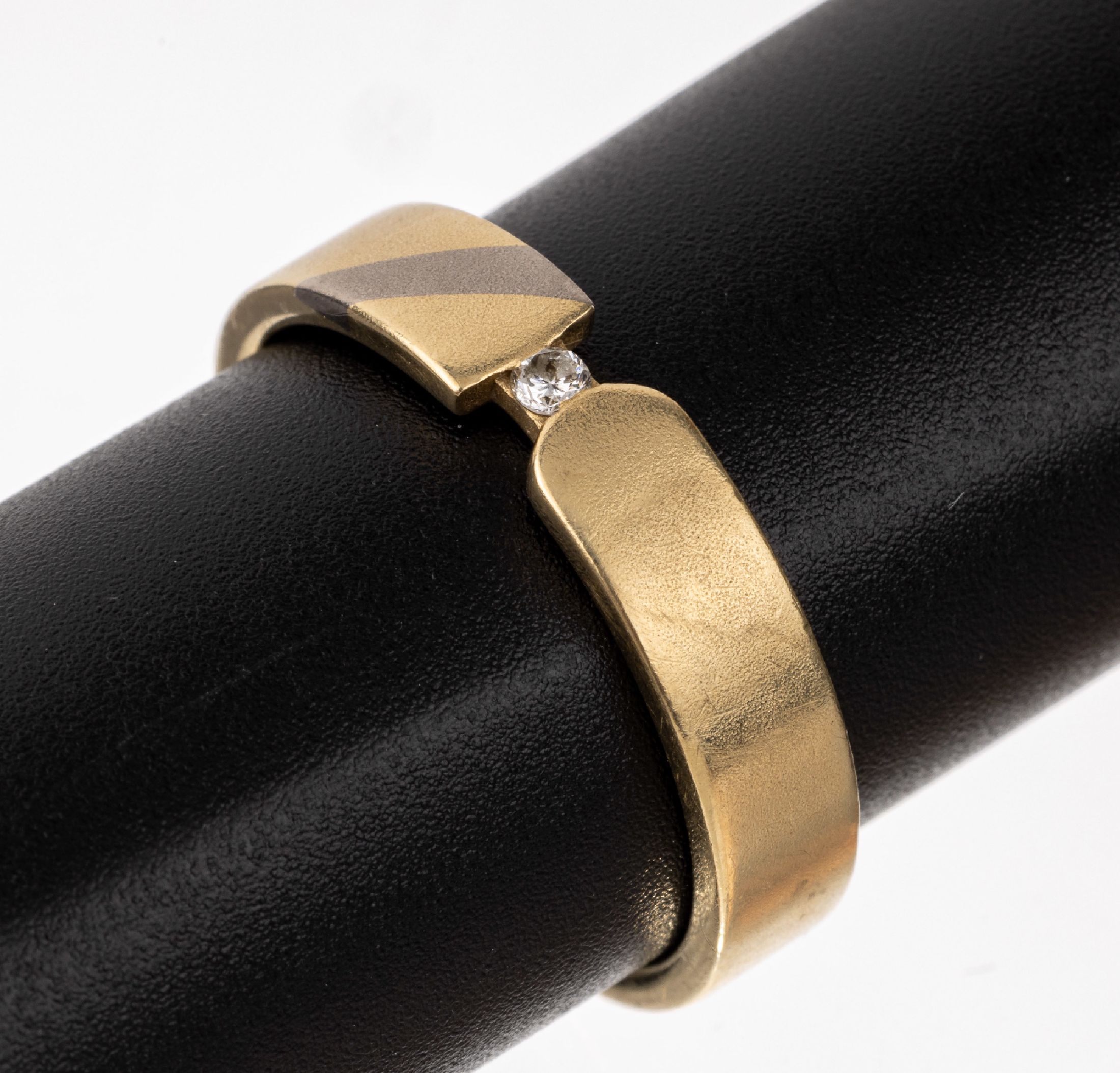 14 kt Gold Brillant-Ring, GG 585/000, mit WG-Einlage, Brillant ca. 0.03 ct Weiß/si, RW 64, ca. 6.8 g