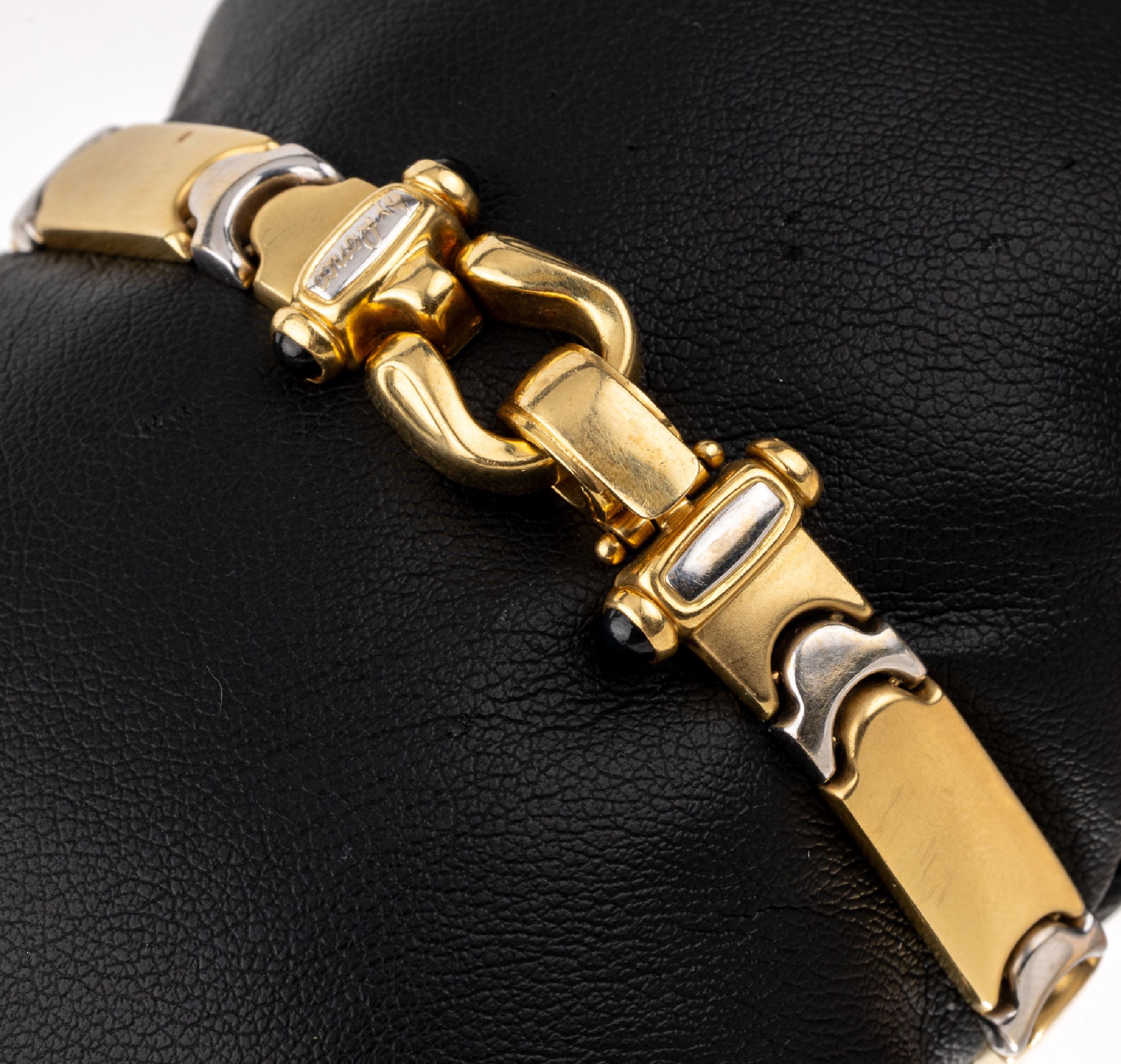 Detail a: 18 kt Gold Armband, GG/WG 750/000, GG Glieder sat., WG pol., 4 kl. Saphir-Cabochons,L. ca. 19 cm, Klappverschluss, ca. 17.8 g, sign. by Ronco, ...