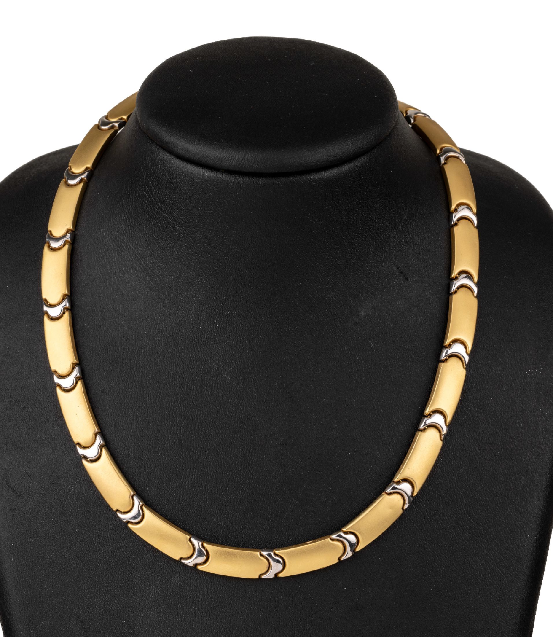 18 kt Gold Collier, GG/WG 750/000, GG Glieder sat., WG Glieder pol., 4 kl. Saphir- Cabochons, D. ca. 13.5 cm, Klappverschluss, ca. 36.5 g