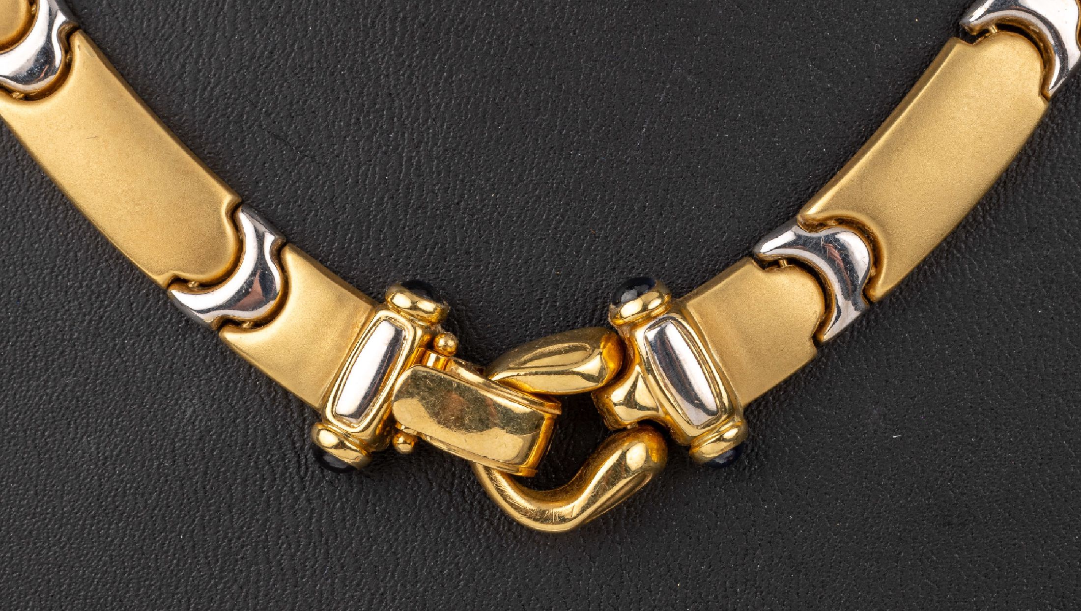 Detail a: 18 kt Gold Collier, GG/WG 750/000, GG Glieder sat., WG Glieder pol., 4 kl. Saphir- Cabochons, D. ca. 13.5 cm, Klappverschluss, ca. 36.5 g