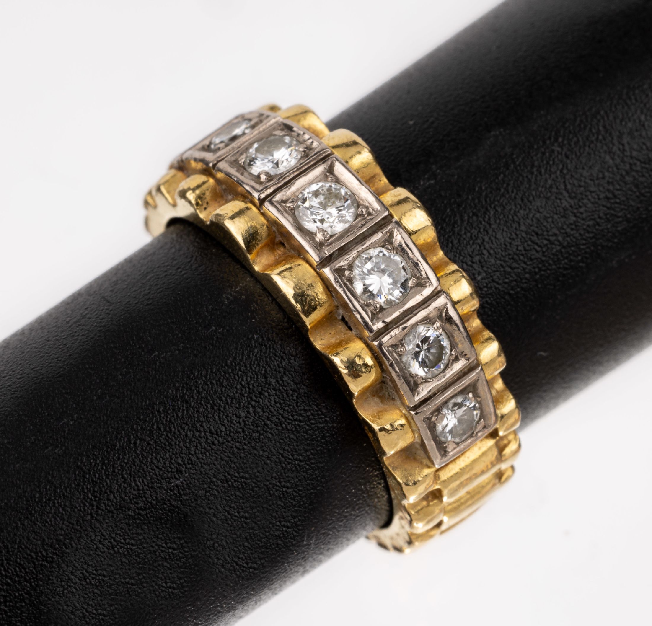 18 kt Gold Brillant-Ring, GG/WG 750/000, 7 in WG gefasste Brillanten zus. ca. 0.50 ct Weiß/vs-si, RW 53, ca. 8.9 g