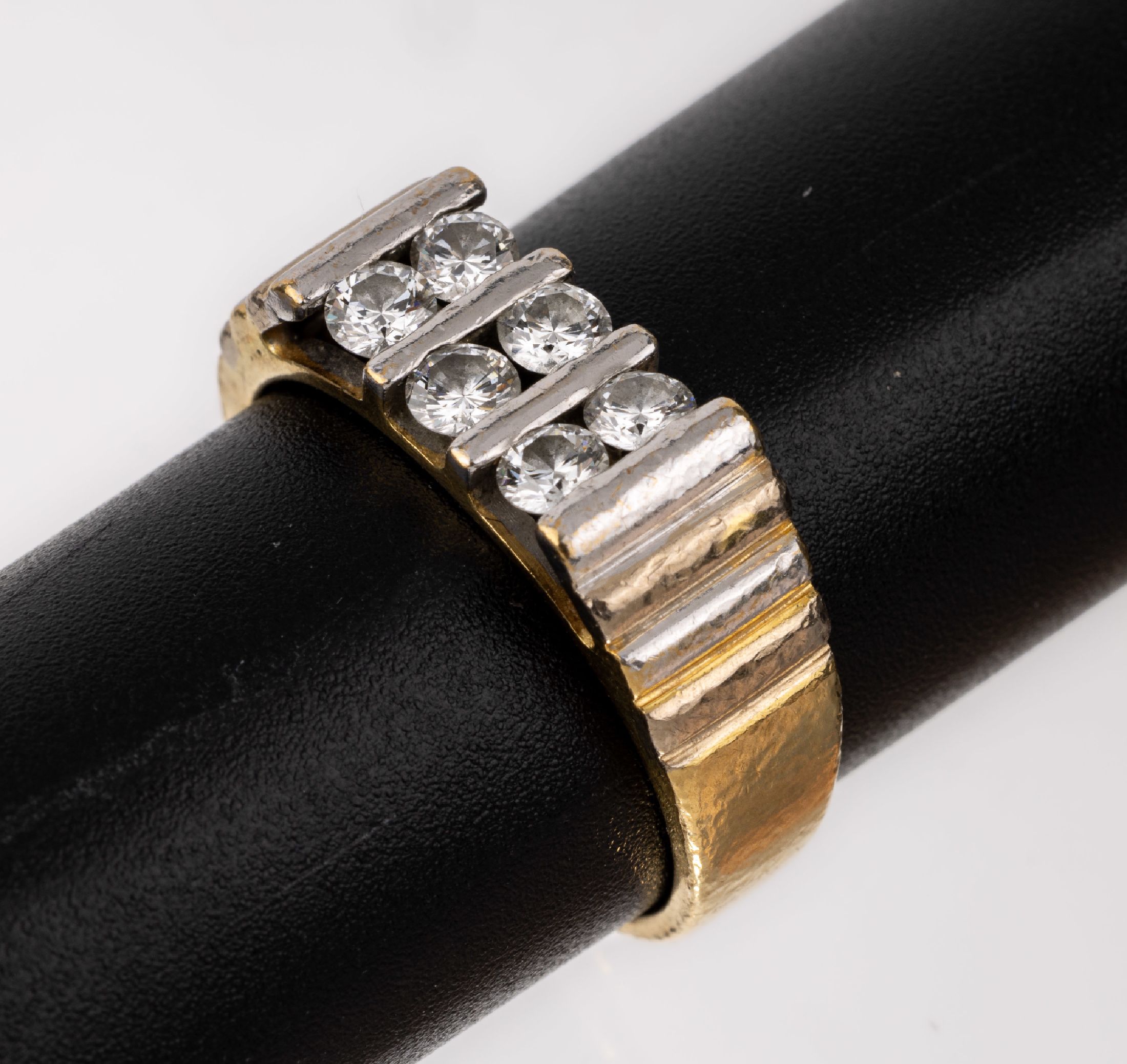 18 kt Gold Brillant-Ring, GG/WG 750/000, 6 Brillanten zus. ca. 0.60 ct Weiß/si (2 Steine etwas locker), RW 57, ca. 7.1 g