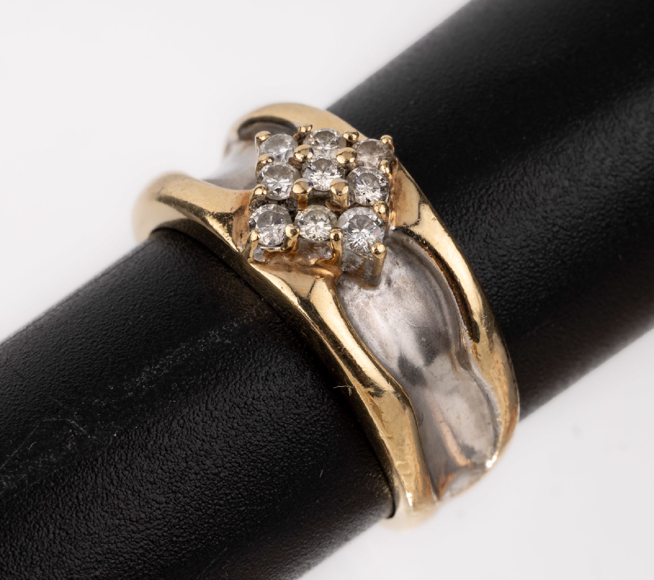 8 kt Gold Brillant-Ring, GG 333/000, 9 Brillanten zus. ca. 0.18 ct Weiß/p1, RW 53, ca. 4.7 g