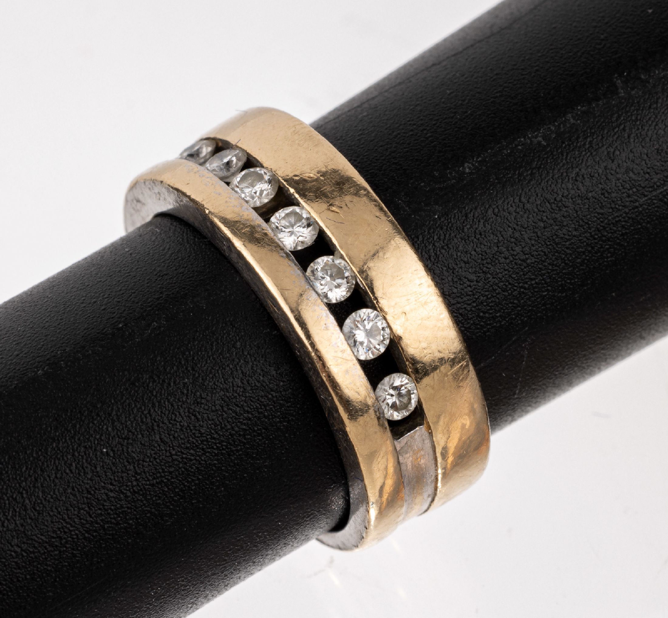 14 kt Gold Brillant-Ring, GG/WG 585/000, 7 im Kanal gefasste Brillanten zus. ca. 0.30 ct Weiß/vs-si, 4 Steine locker, RW 54, ca. 7.7 g