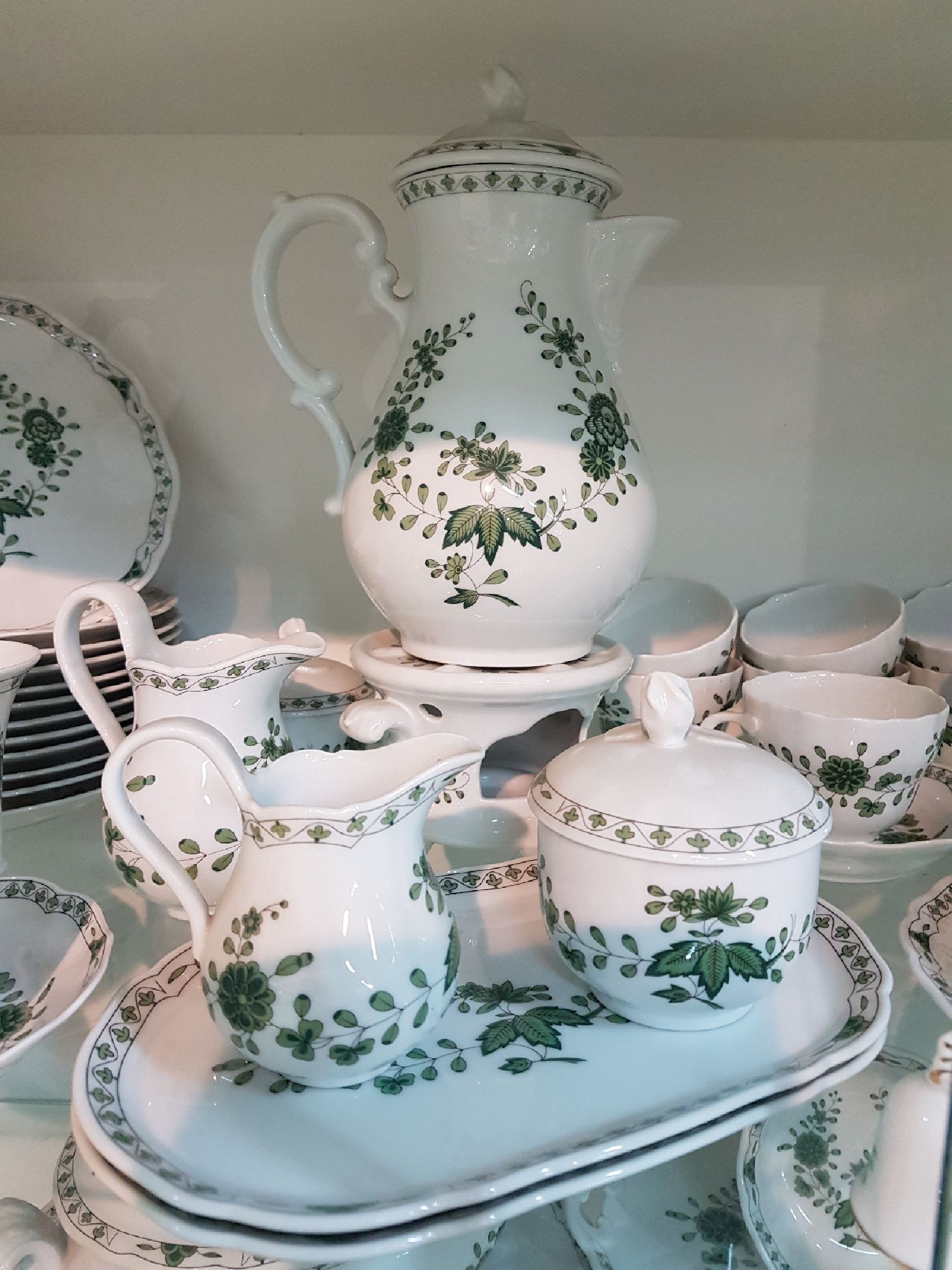 Detail a: Umfangreiches Kaffee- und Tafelservice, Hutschenreuther, grüne indische Malerei, komplett für 12 Personen: 12 Suppenteller, 12 Salatschälchen, 12 ...