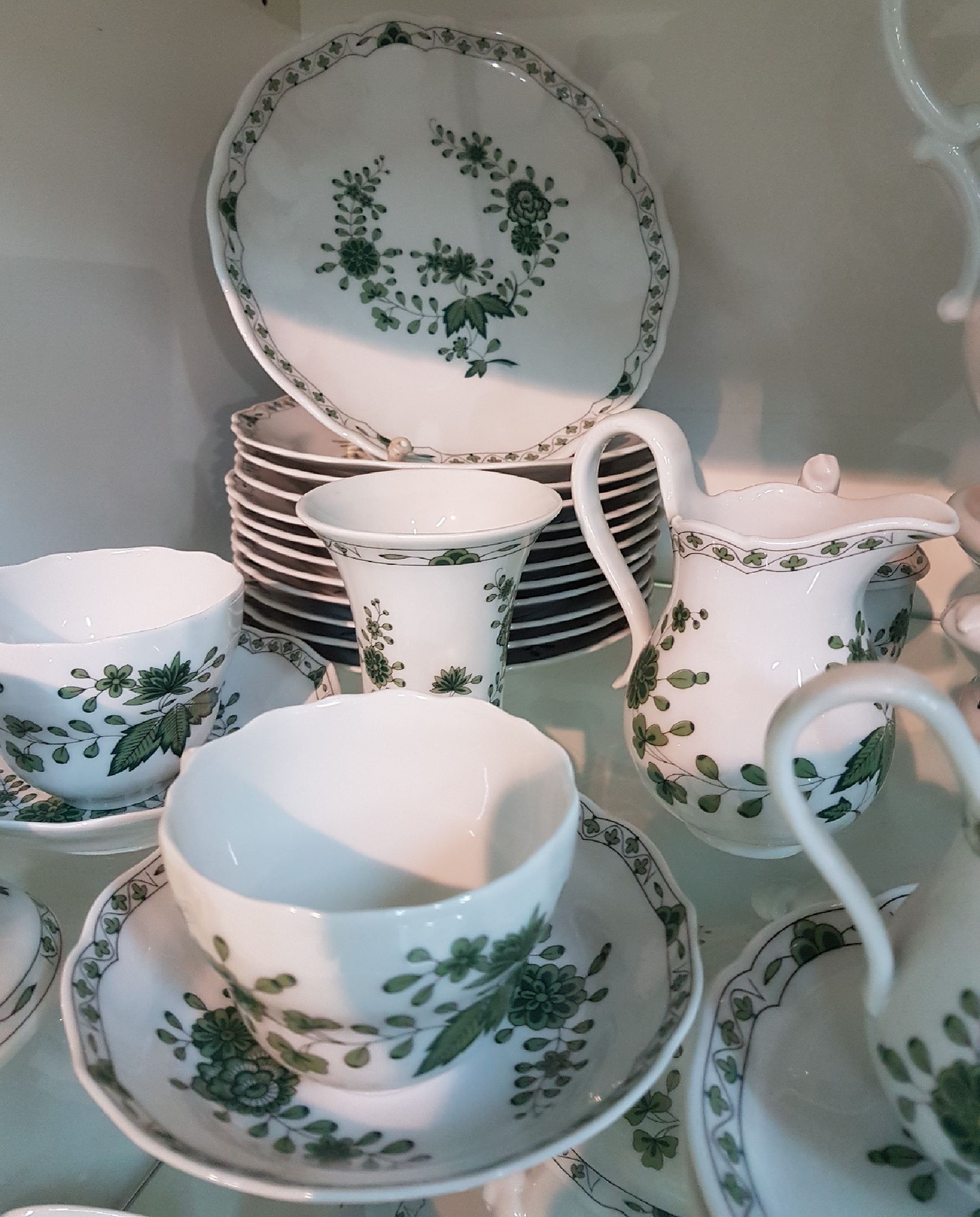 Detail b: Umfangreiches Kaffee- und Tafelservice, Hutschenreuther, grüne indische Malerei, komplett für 12 Personen: 12 Suppenteller, 12 Salatschälchen, 12 ...